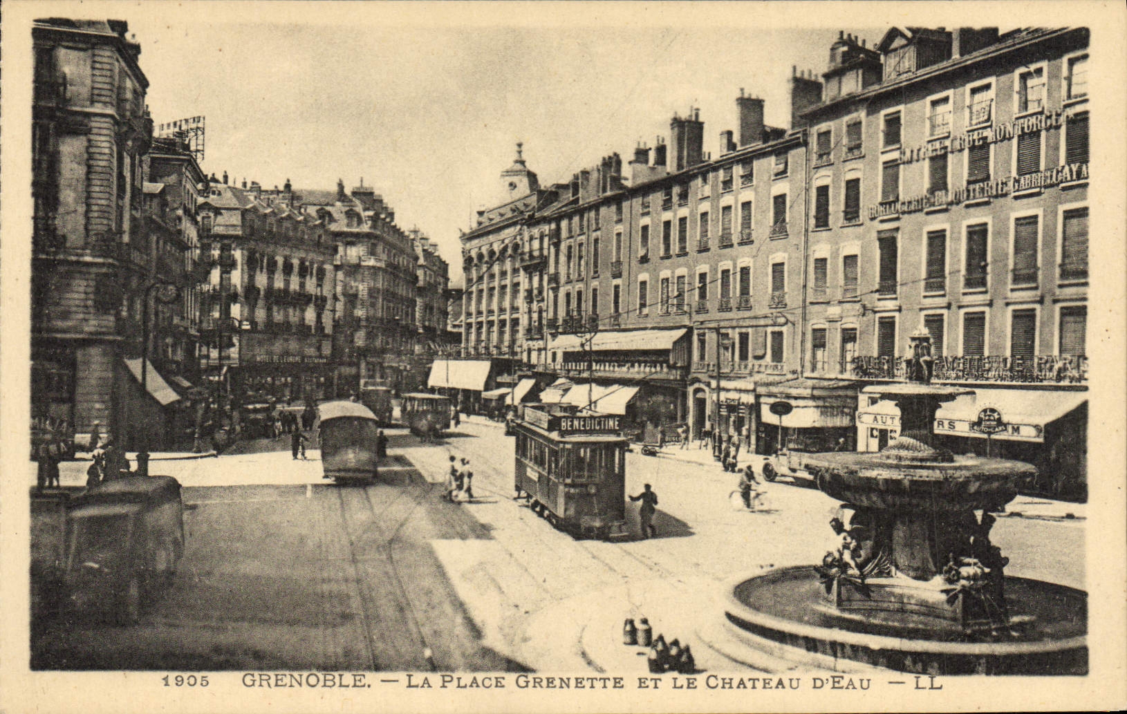 CPA Grenoble La Place Grenette Et Le Chateau D'Eau