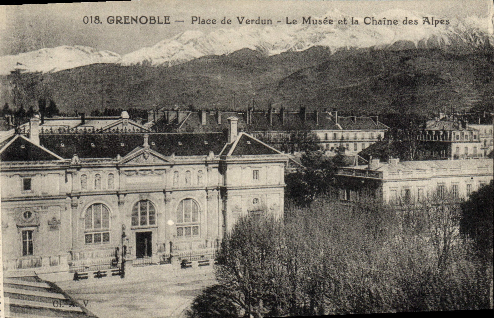 CPA Grenoble Place De Verdun Le Musee Et La Chaine Des Alpes