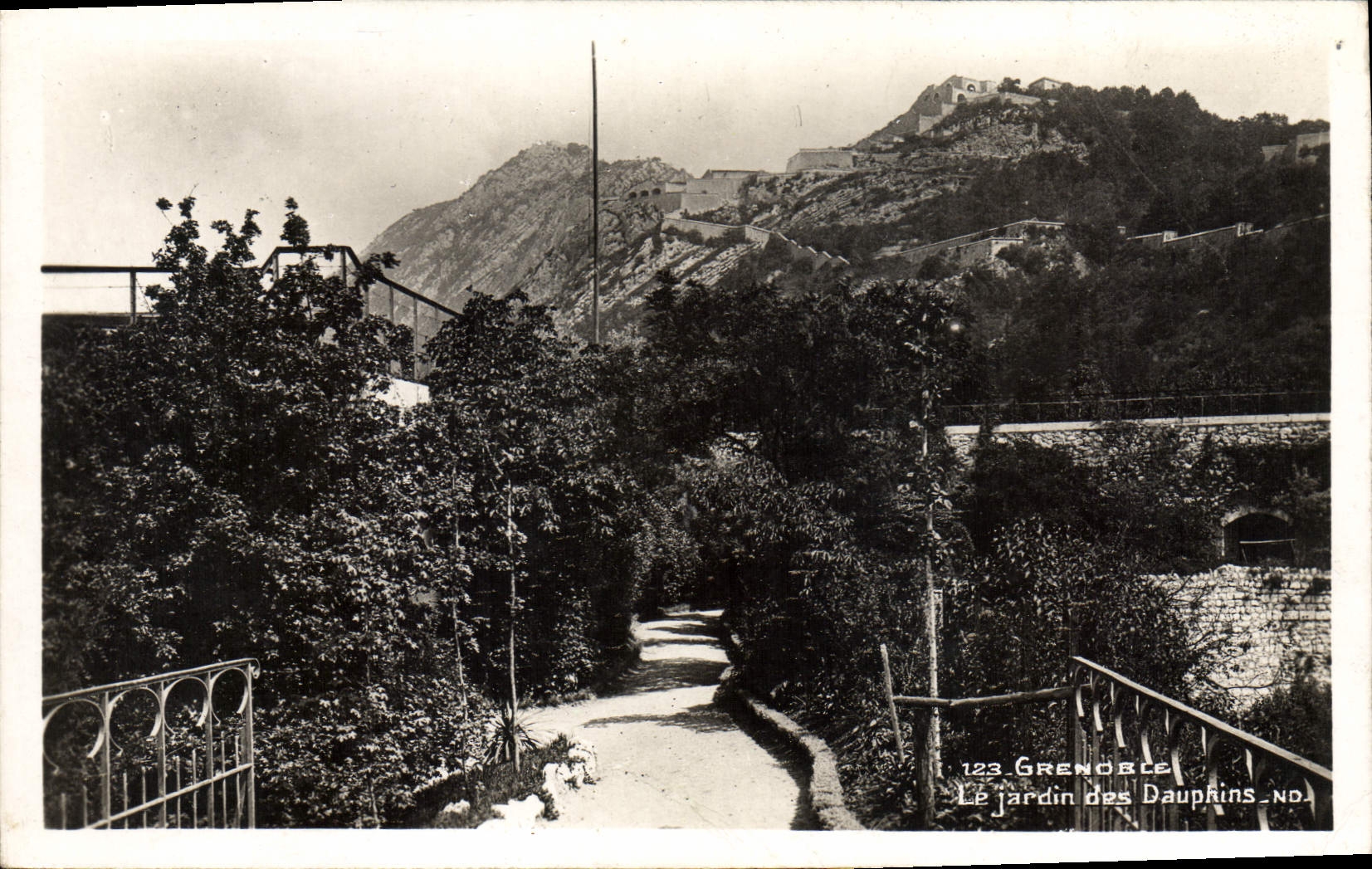 CPA Grenoble Le Jardin Des Dauphins