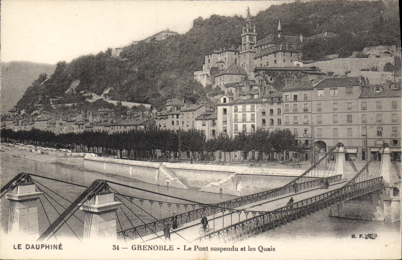 CPA Grenoble Le Pont Suspendu Et Les Quais