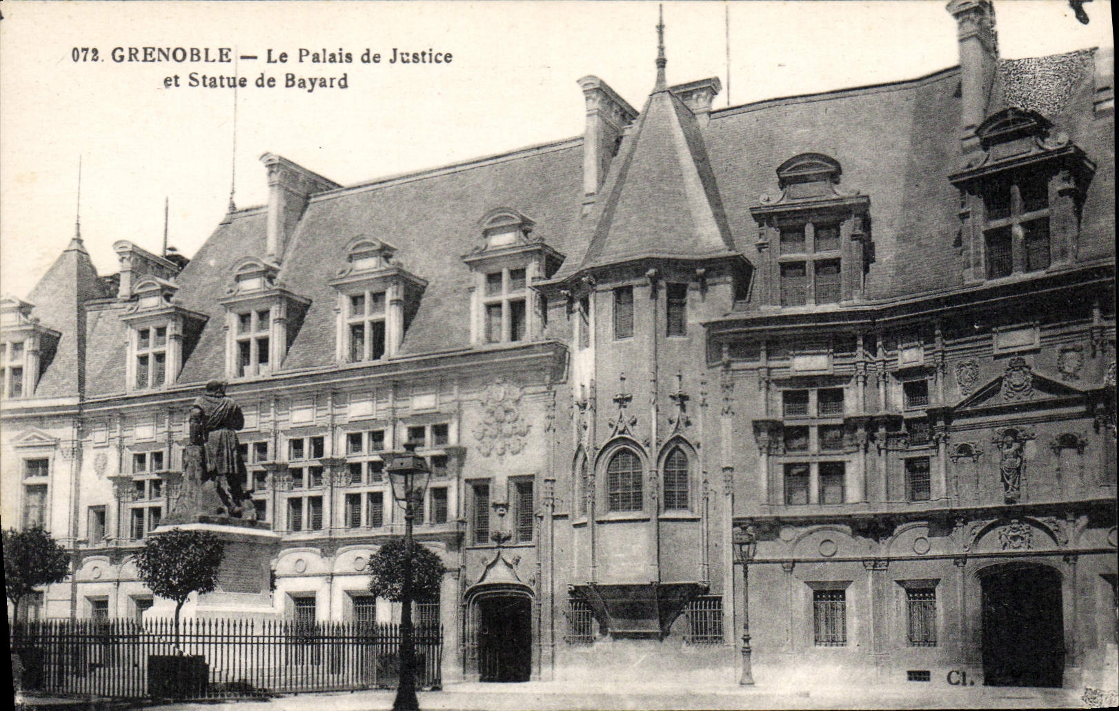 CPA Grenoble Le Palais De Justice Et Statue De Bayard