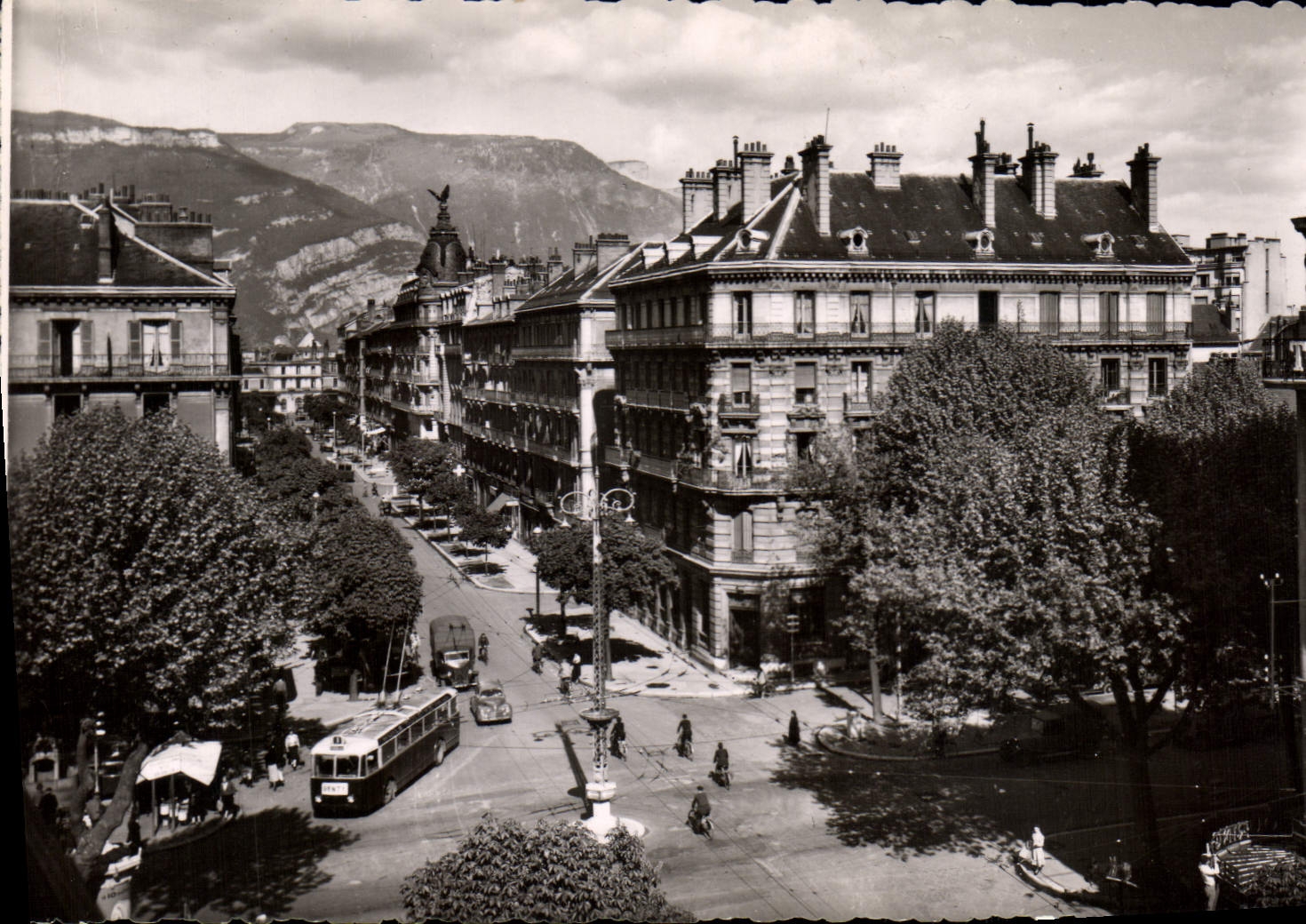 CPA Grenoble Carrefour Avenue Alsace Lorraine et Cours Jean Jaures