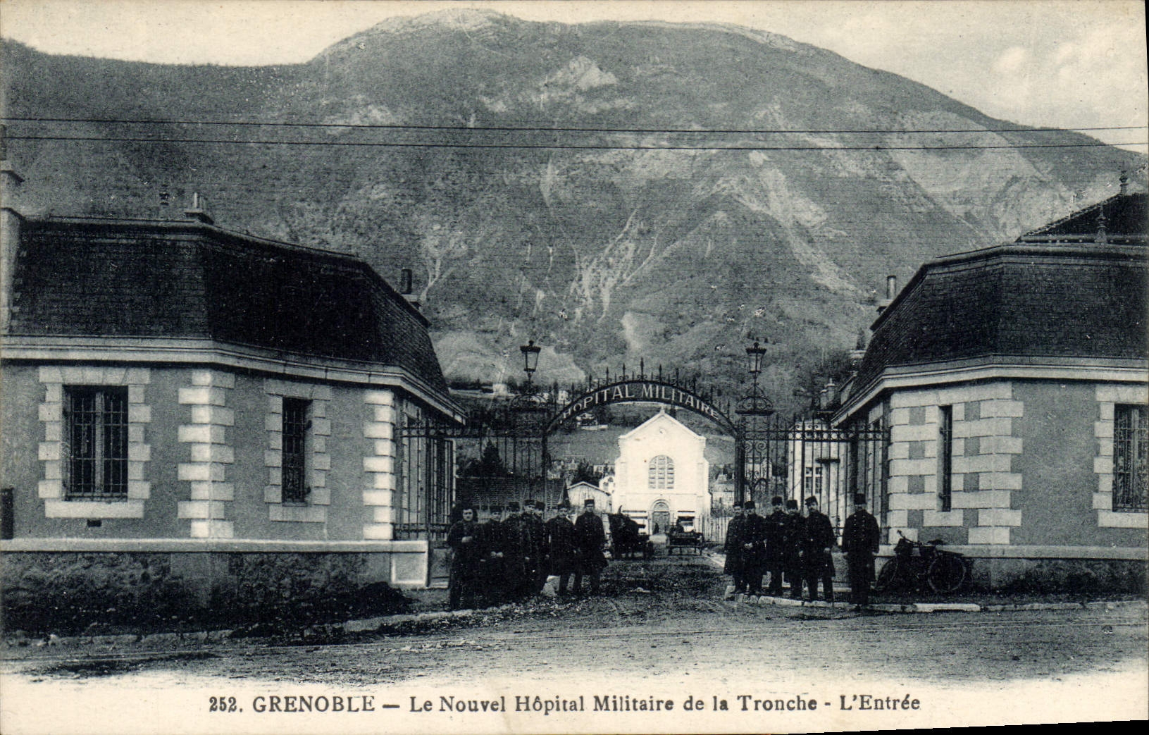 CPA Grenoble Le Nouvel Hopital Millitaire De La Tronche L'Entree