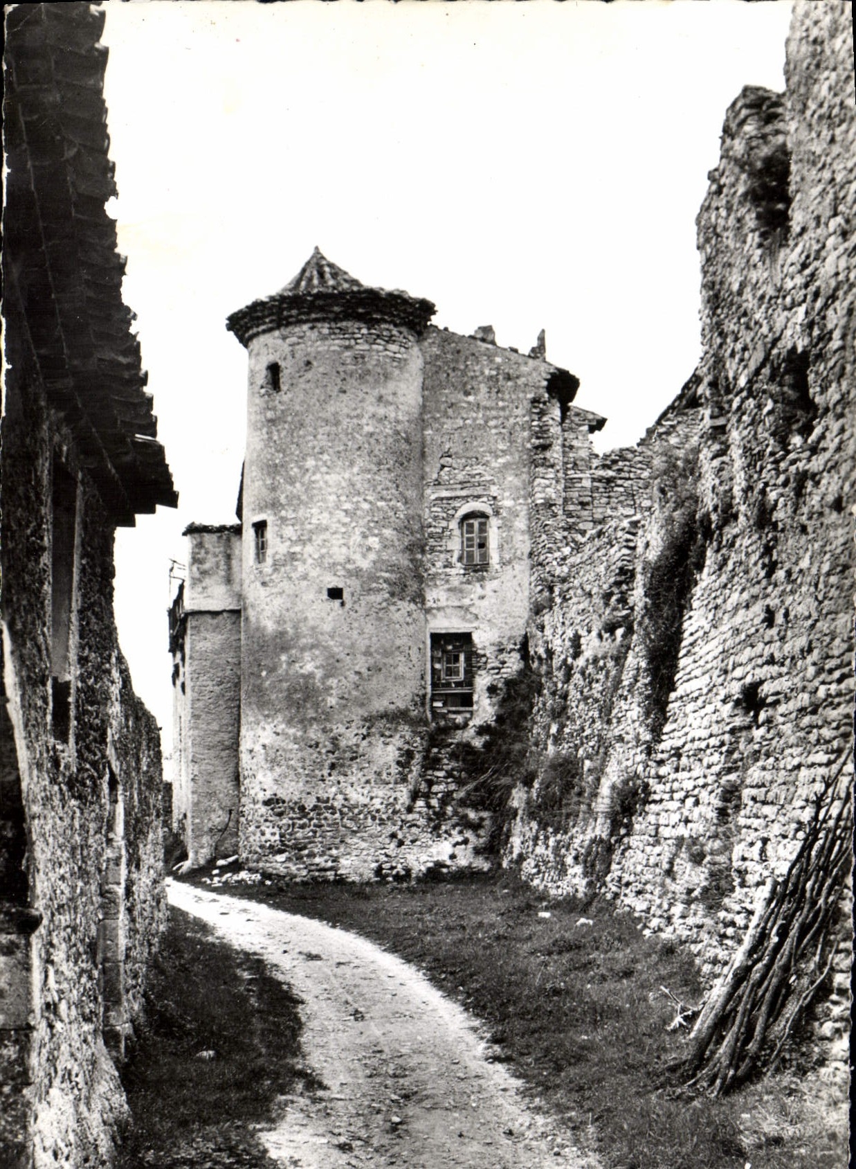 CPSM Poet Laval La Commanderie Le Chemin De Ronde