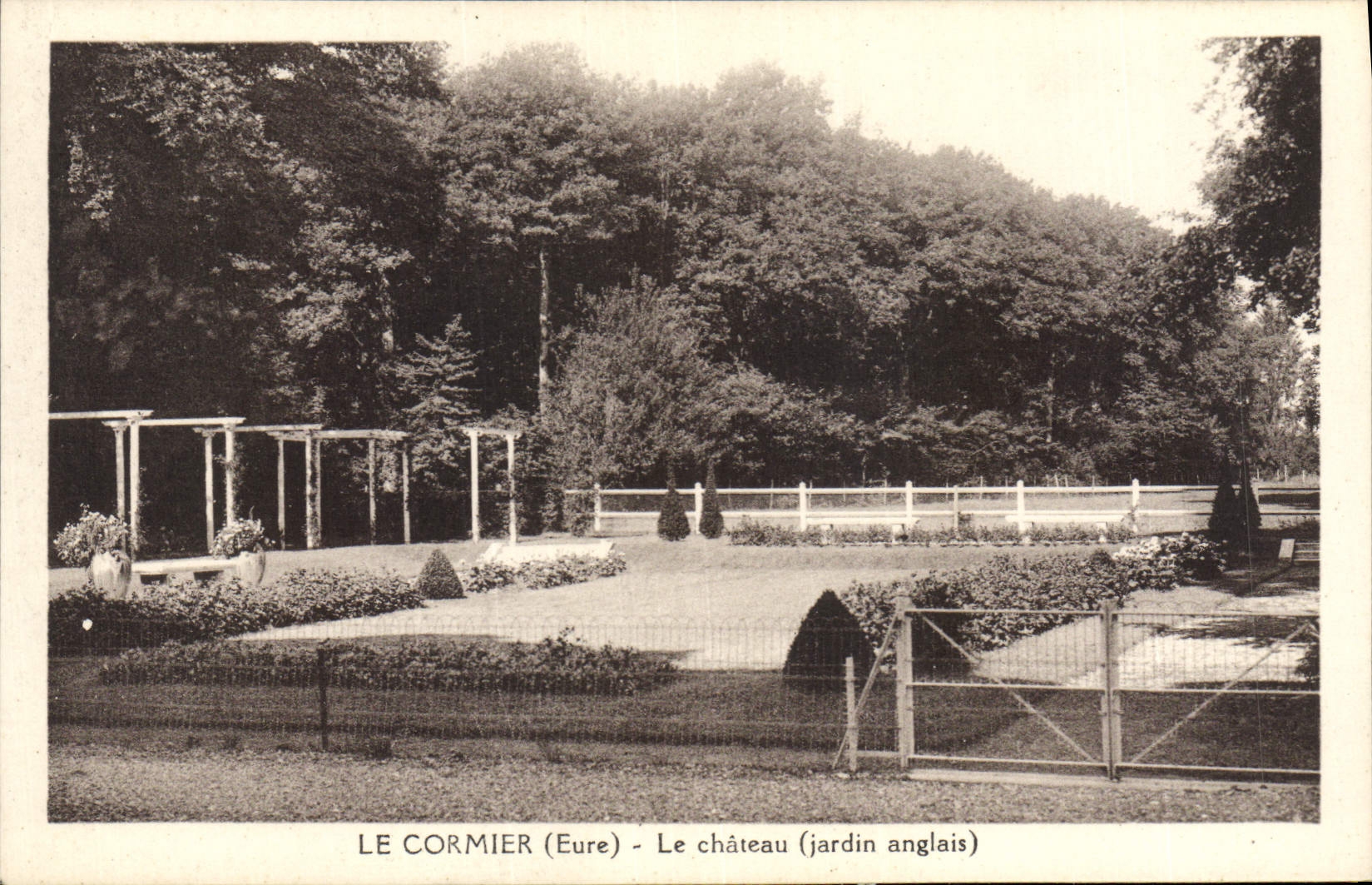CPA Le Cormier Le Château jardin anglais