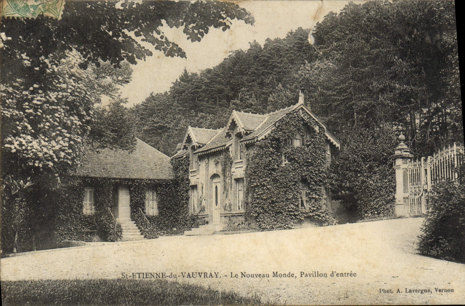 CPA St Etienne Du Vauvray Le Nouveau Monde Pavillon D'Entree