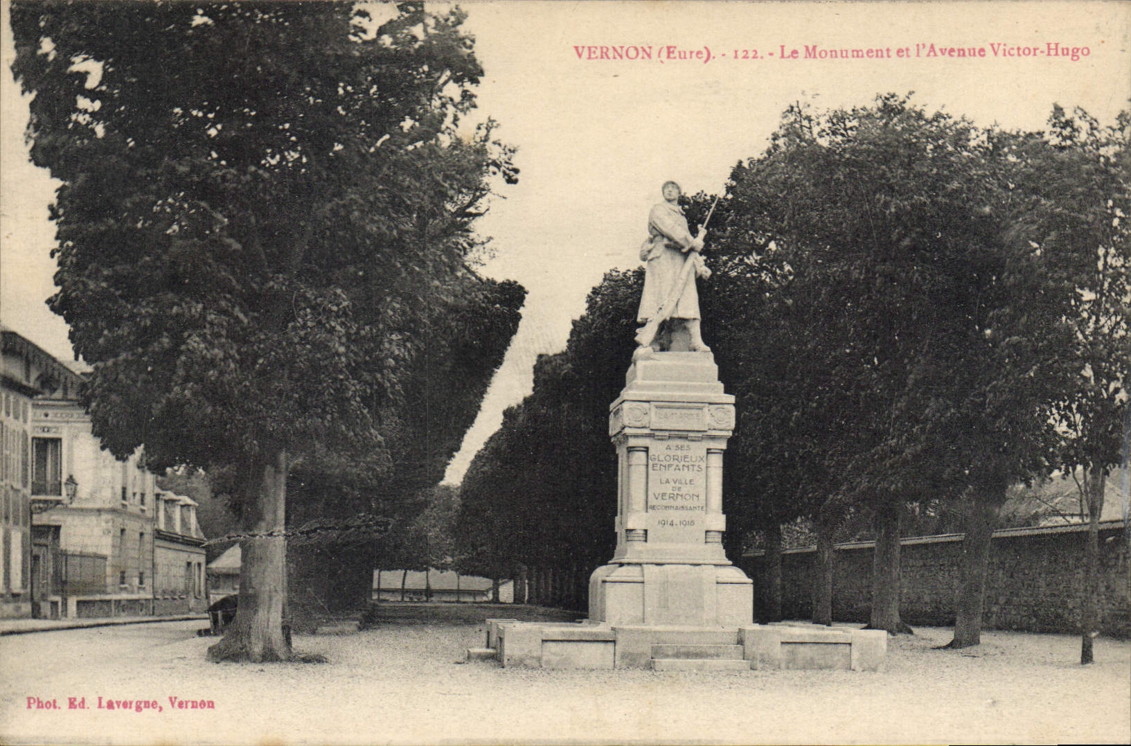 CPA Vernon Le Monument Et I'Avenue Victor Hugo
