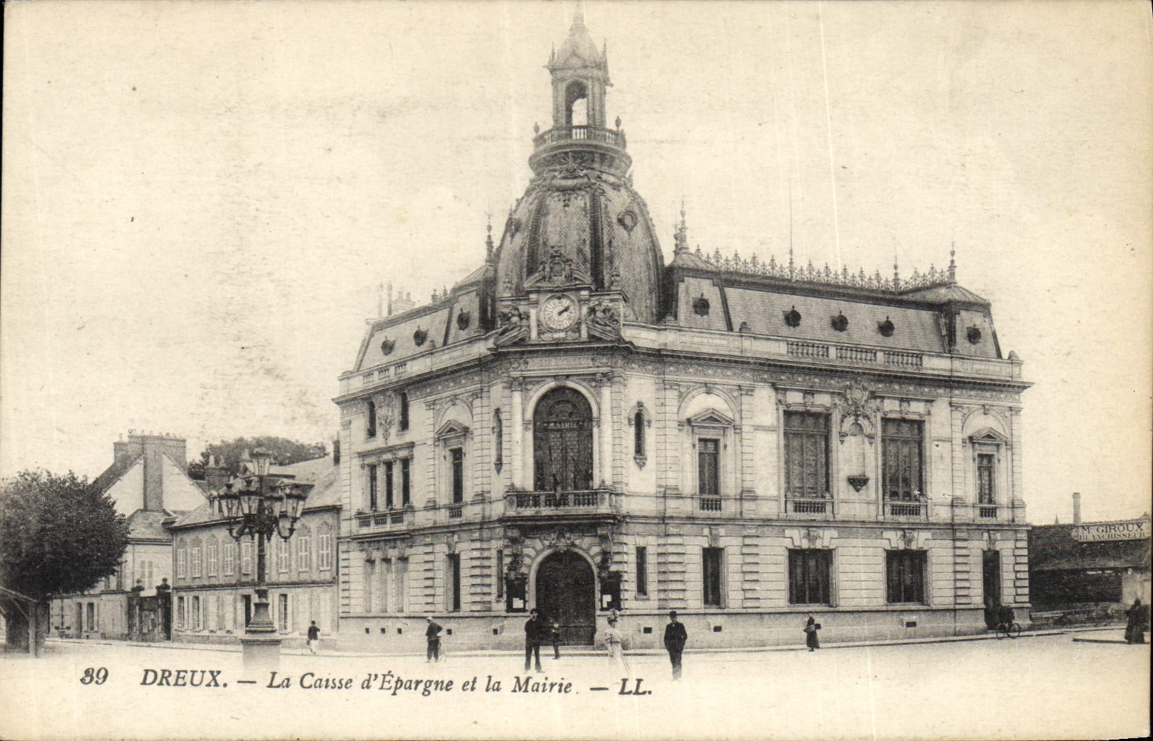 CPA Dreux La Caisse D'Epargne Et La Mairie