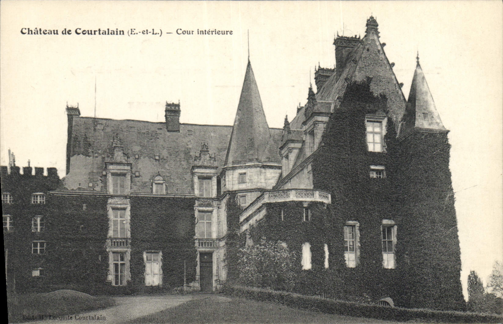 CPA Chateau De Courtalain Cour Interieure