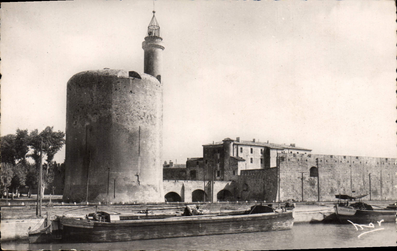 CPA Aigue Morte Les Remparts La Douane Et La Tour De Constance