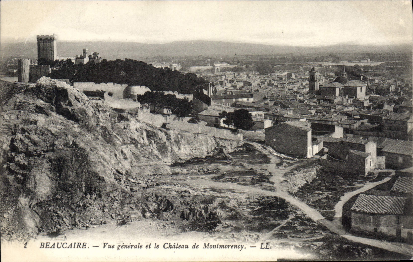 CPA Beaucaire Vue Generale Et Le Chateau De Montmorency