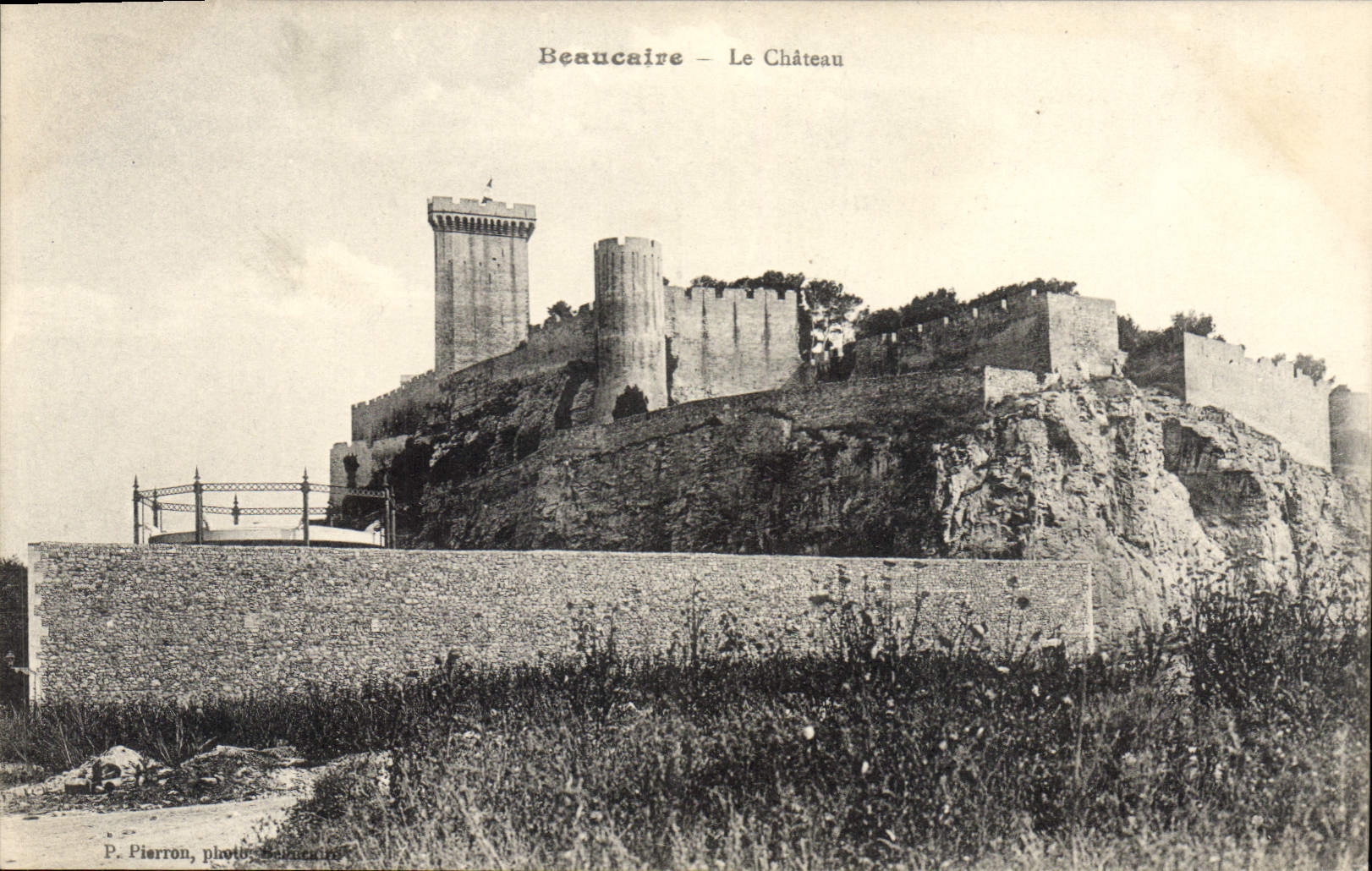 CPA Beaucaire Le Chateau