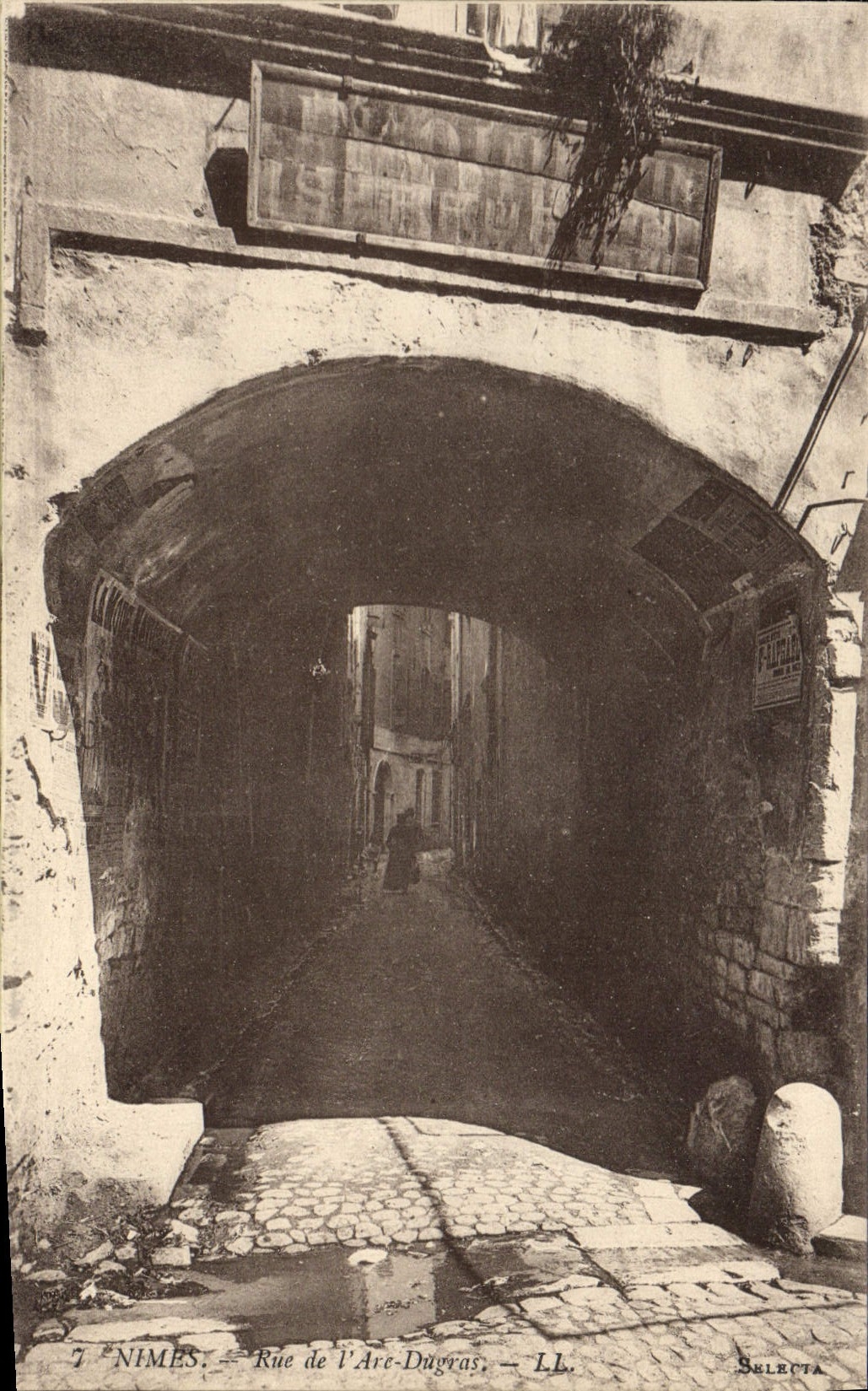 CPA Nimes Rue De I'Arc Dugras