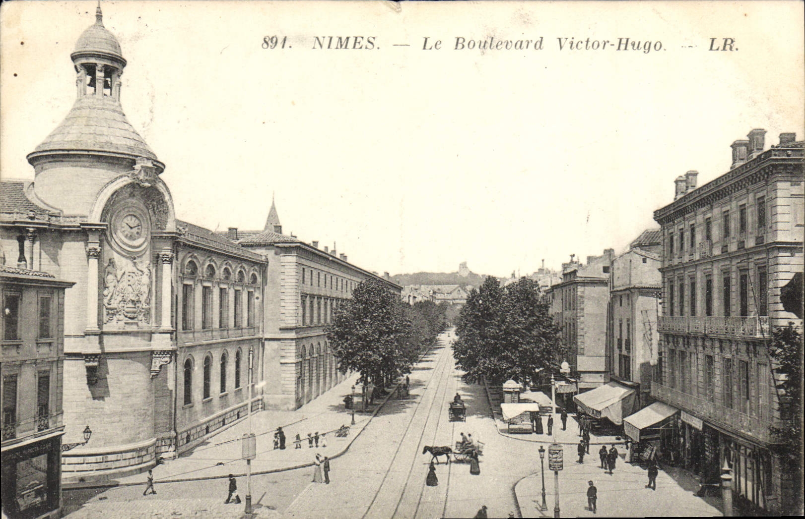 CPA Nimes Le Boulevard Victor Hugo