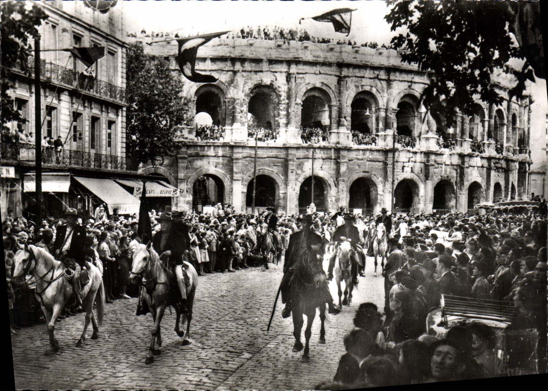 CPSM Nimes Defile Des Gardians Devant Les Arenes