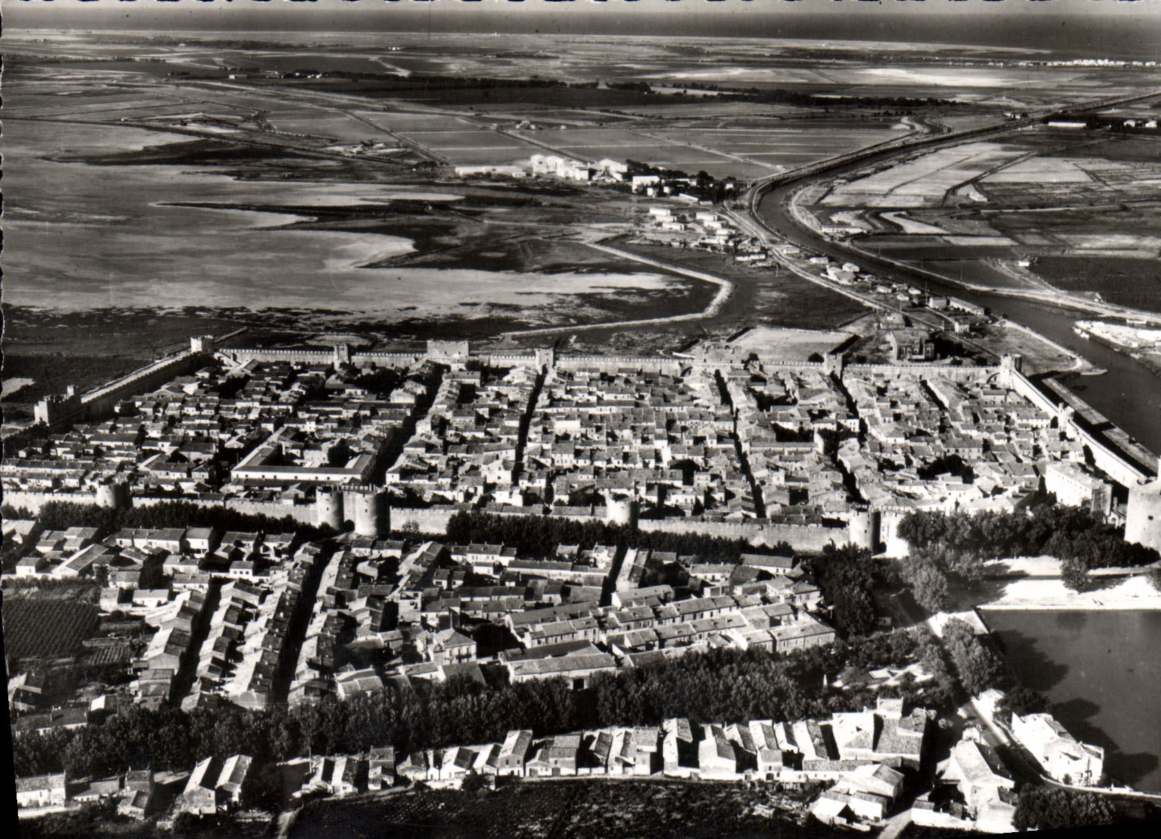 CPSM Aigues Mortes Vue Generale Aerienne Sur La Cite