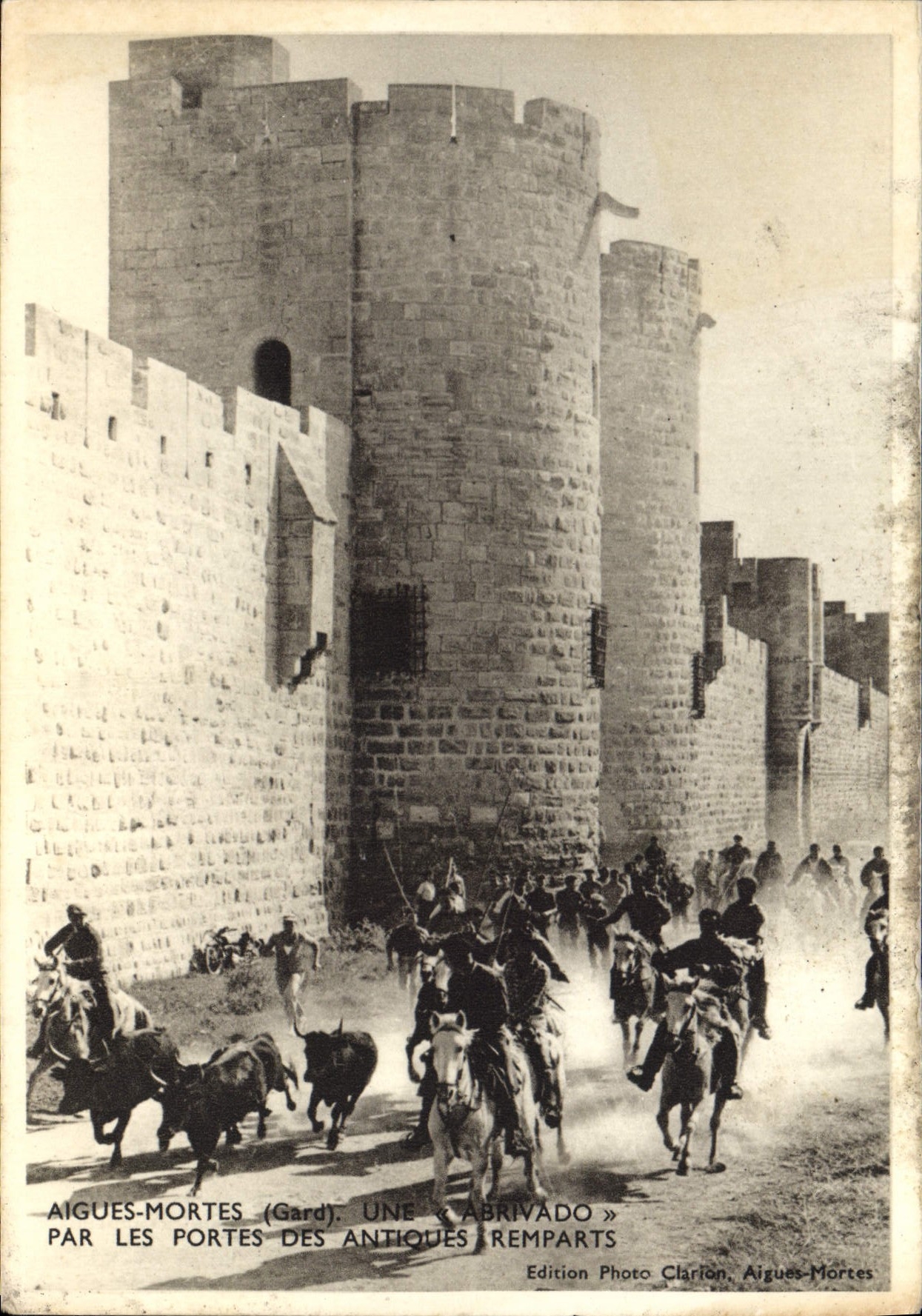 CPSM Aigues Mortes Par Les Portes Des Antiques Remparts