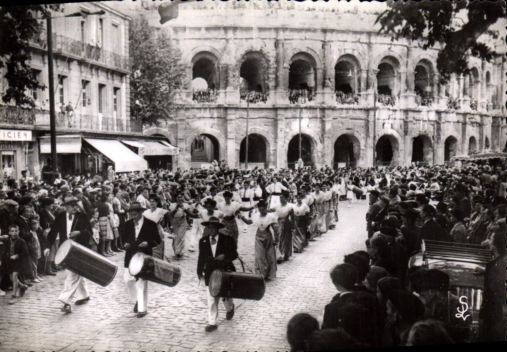 CPSM Nimes Defile Des Tambourinaires Et I'Arlesiennes