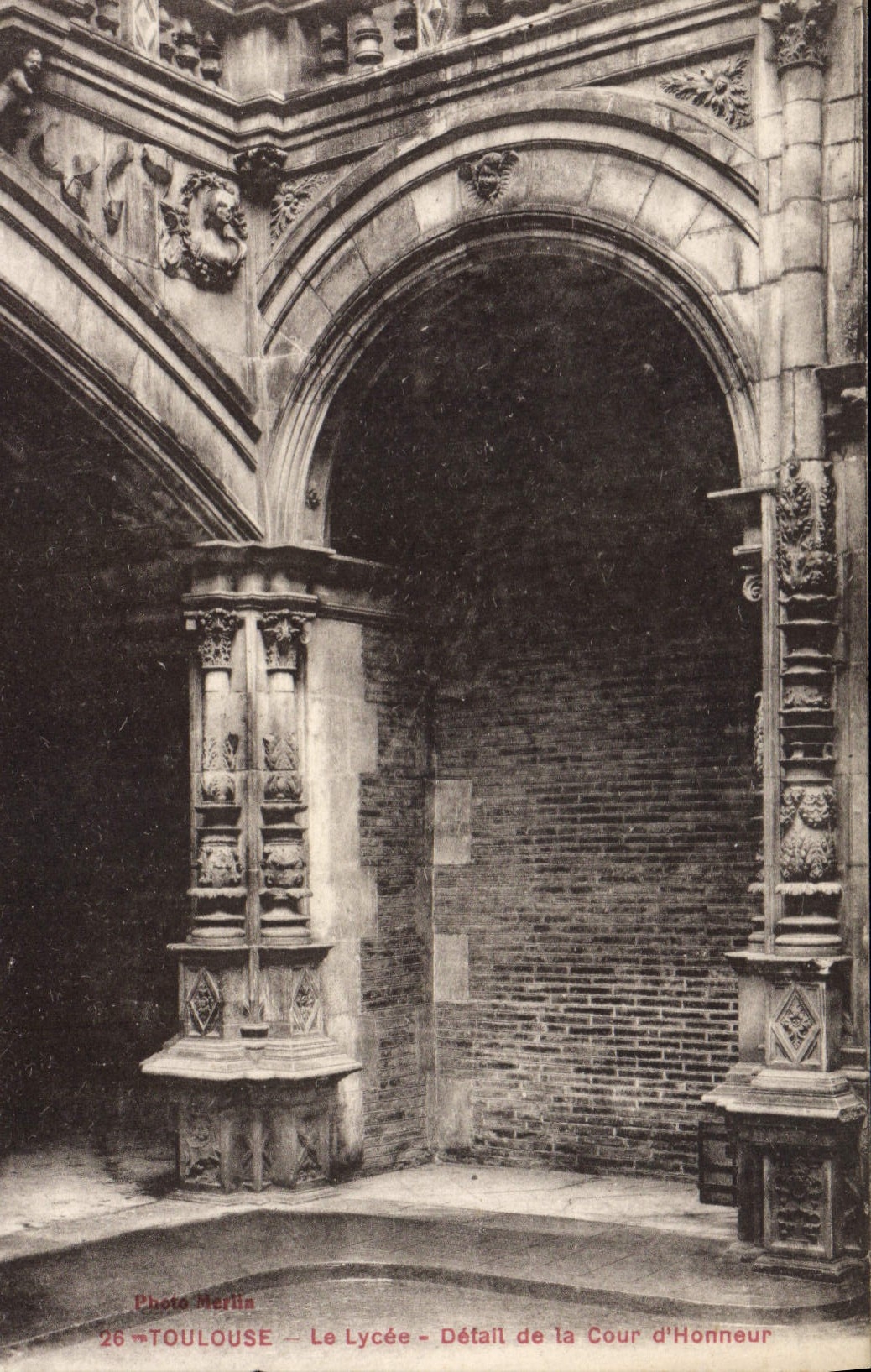 CPA Toulouse Le Lycee Detail De La Cour D'Honneur