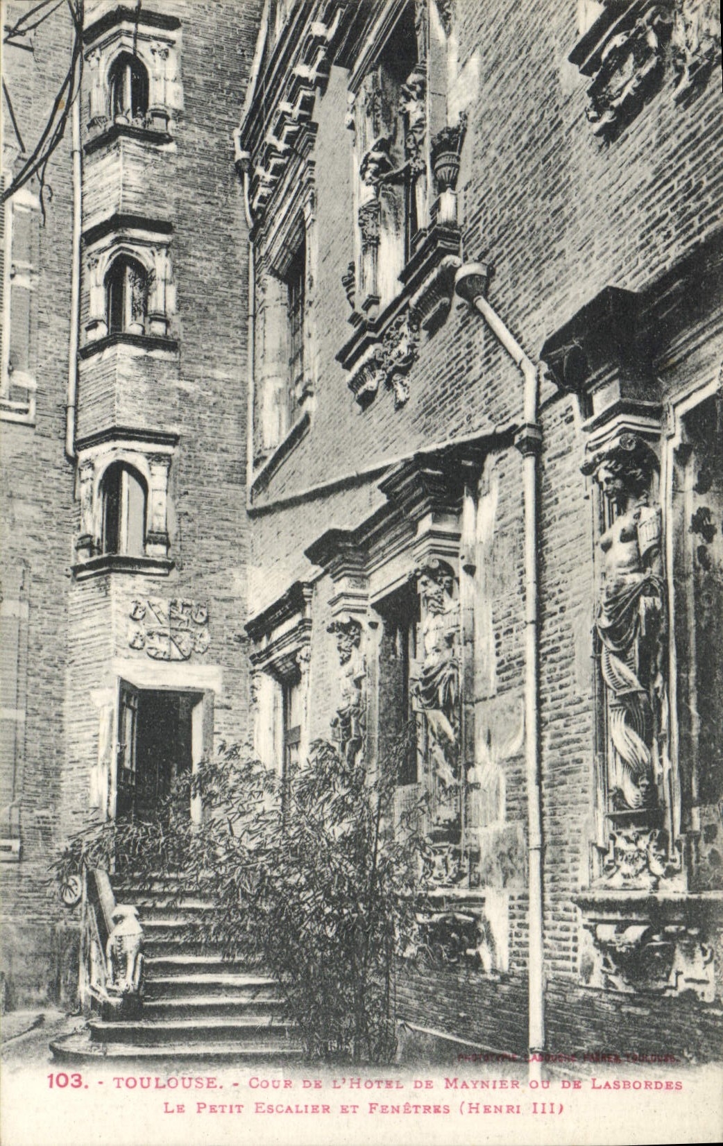CPA Toulouse Cour De L'Hotel de Maynier ou de Lasbordes