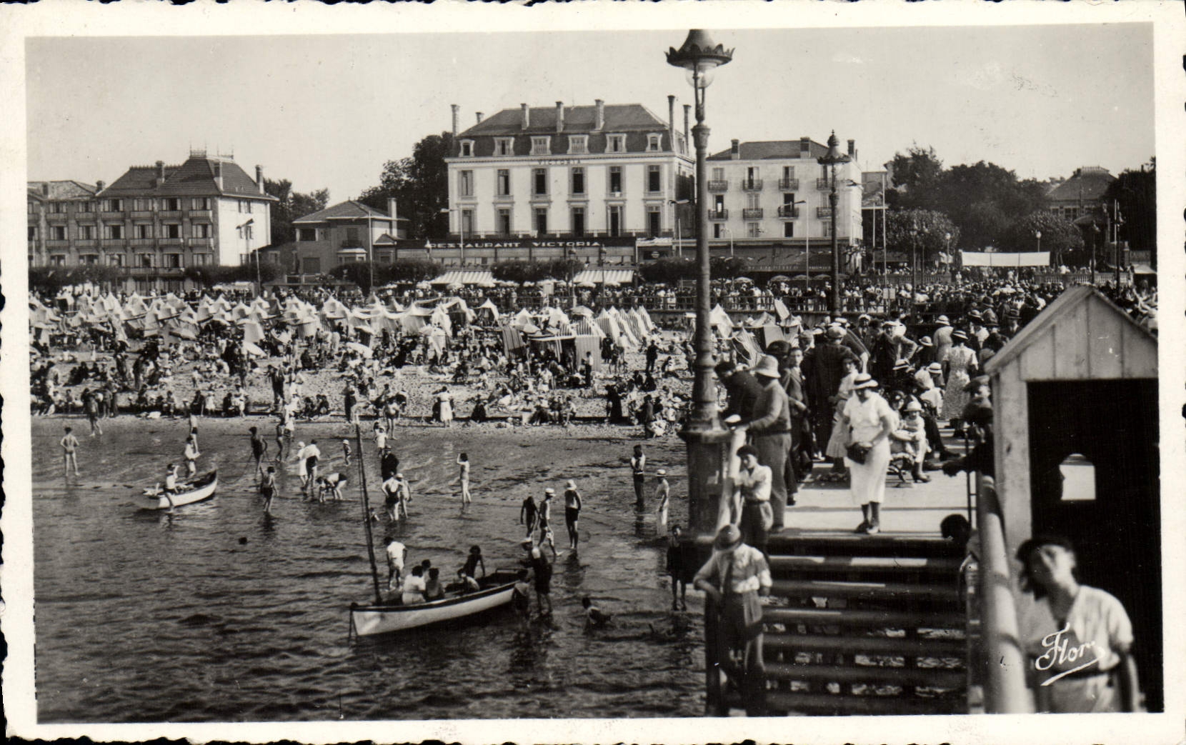 CPA Arcachon La Plage Devant Les Hotels