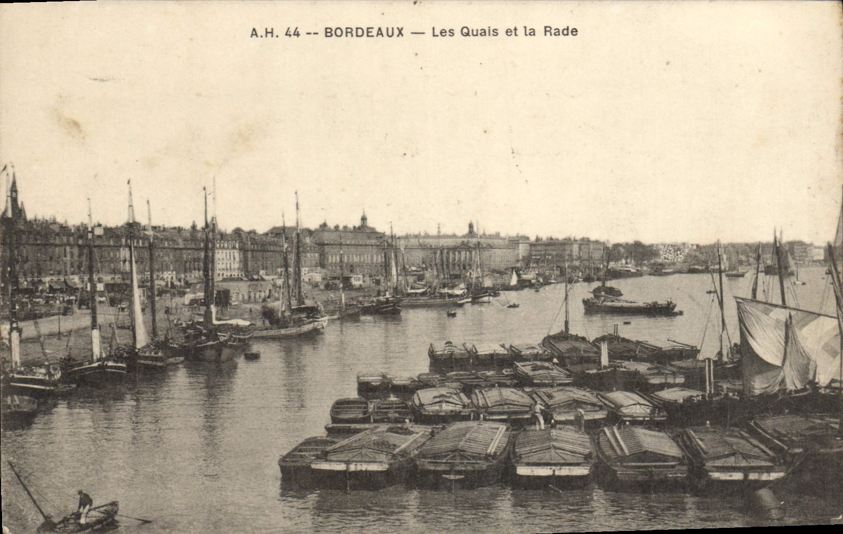 CPA Bordeaux Les Quais Et La Rade