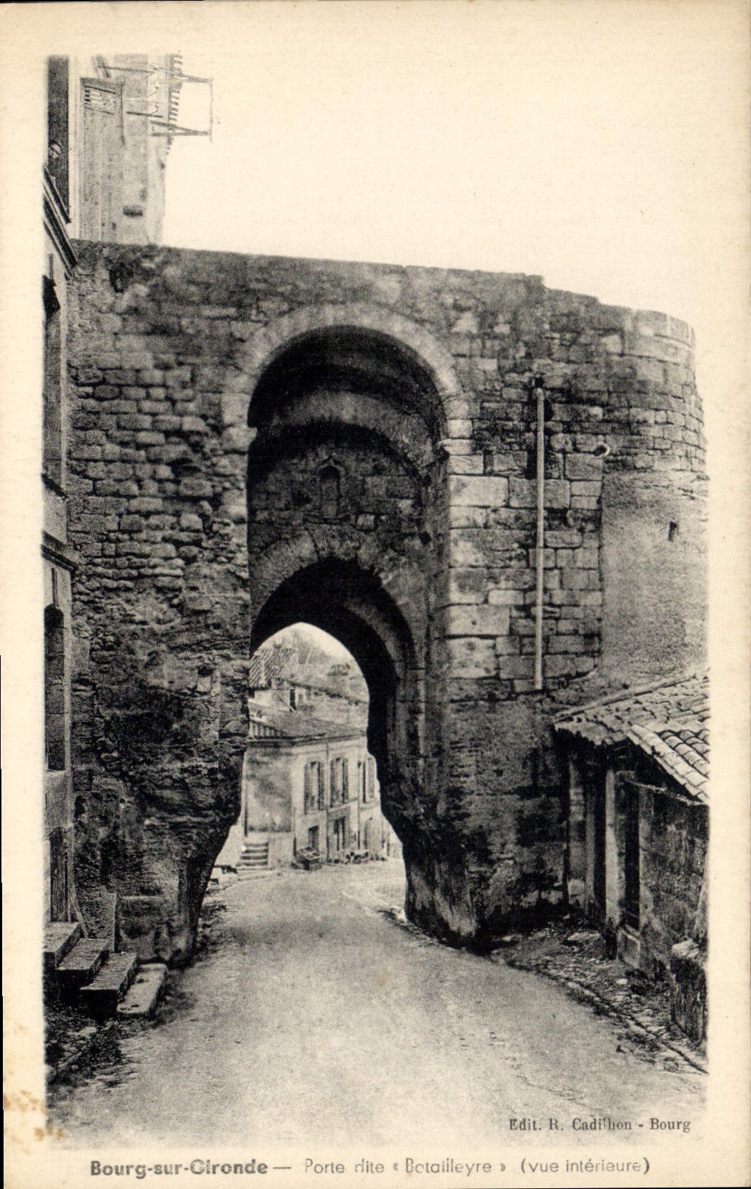 CPA Bourg Sur Gironde Porte Due