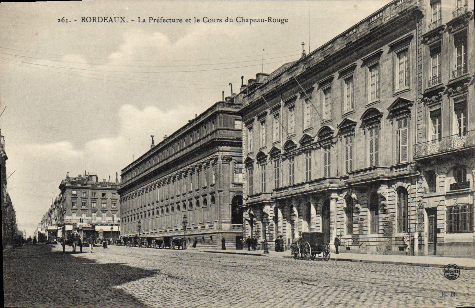 CPA BOrdeaux Le Prefecture Et Le Cours Du Chapeau Rouge