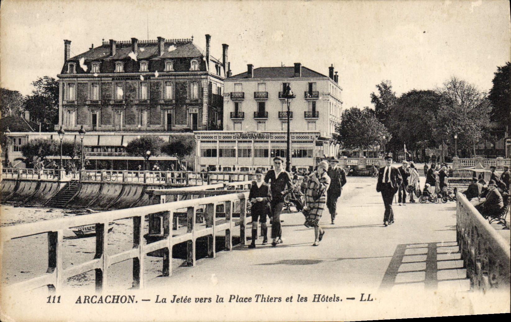 CPA Arcachon La Jetee Vers La Place Thiers Et Les Hotels