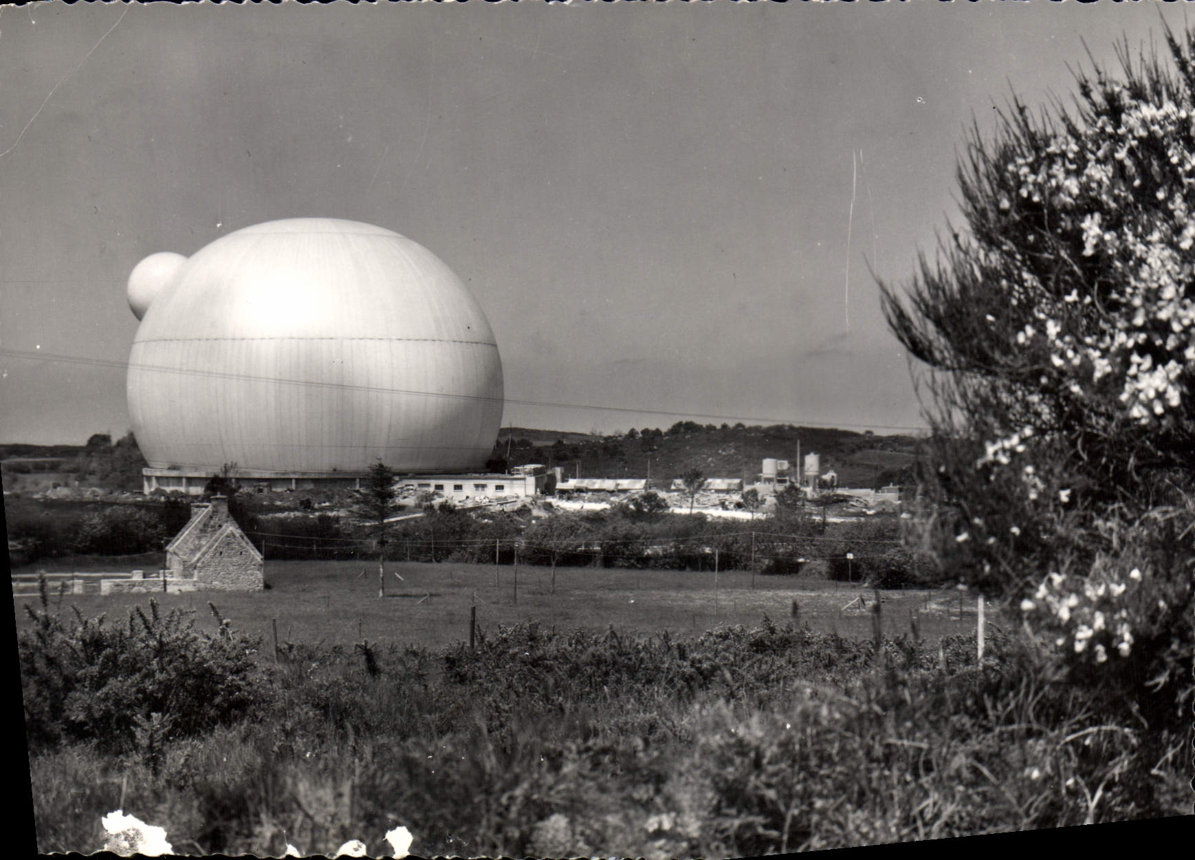 CPSM entre Lannion Trebeurden Et Perros à Pleumeur Bodou station de télévision spatiale
