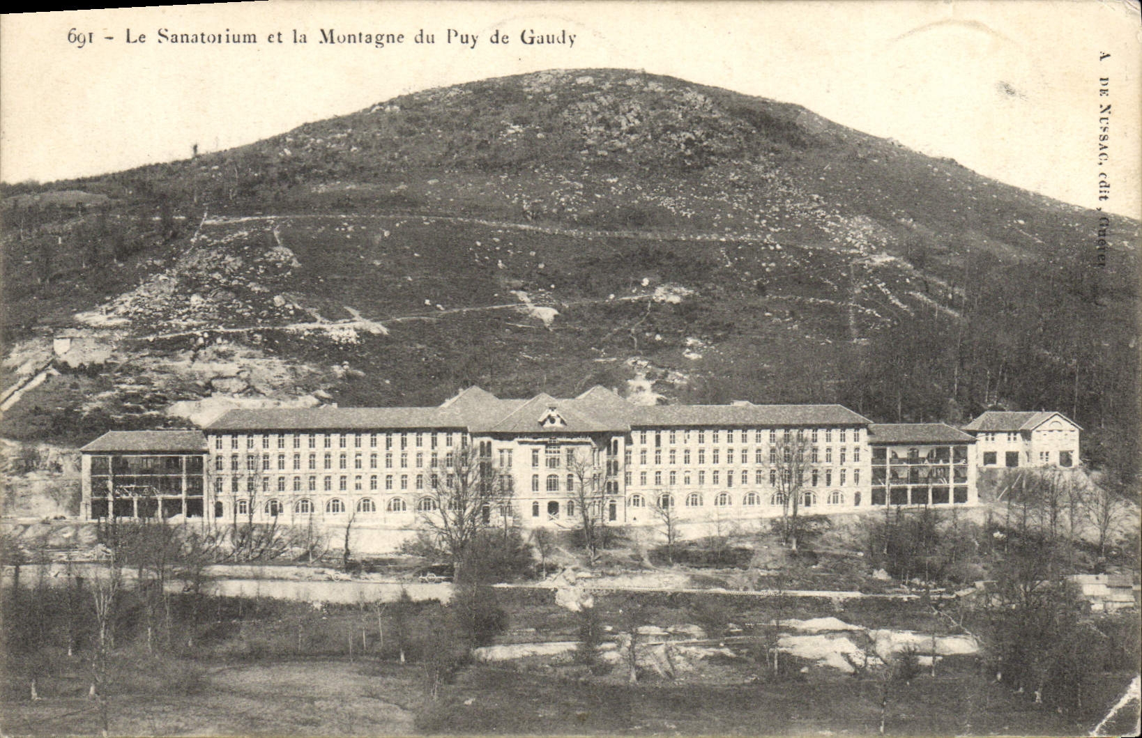 CPA Le Sanatorium Et La Montagne Du Puy De Gaudy