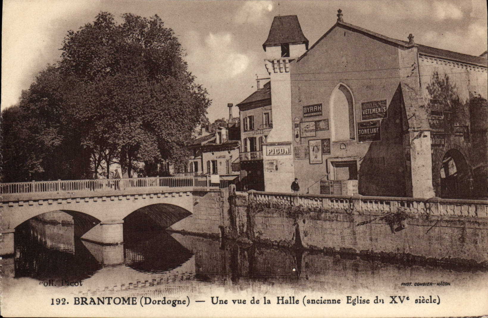 CPA Brantome Une Vue De La Halle
