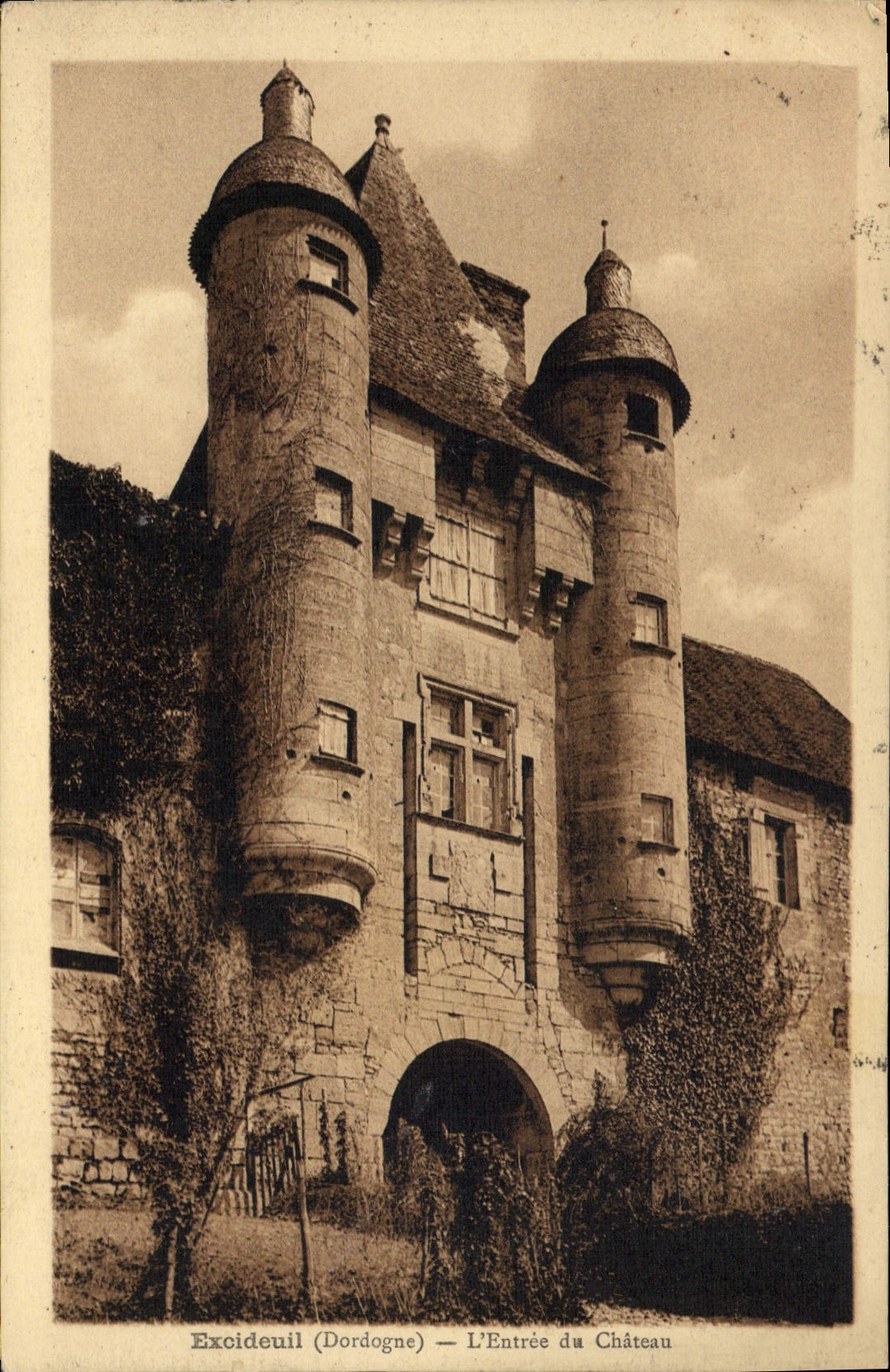 CPA Exoideuil L'Entree Du Chateau