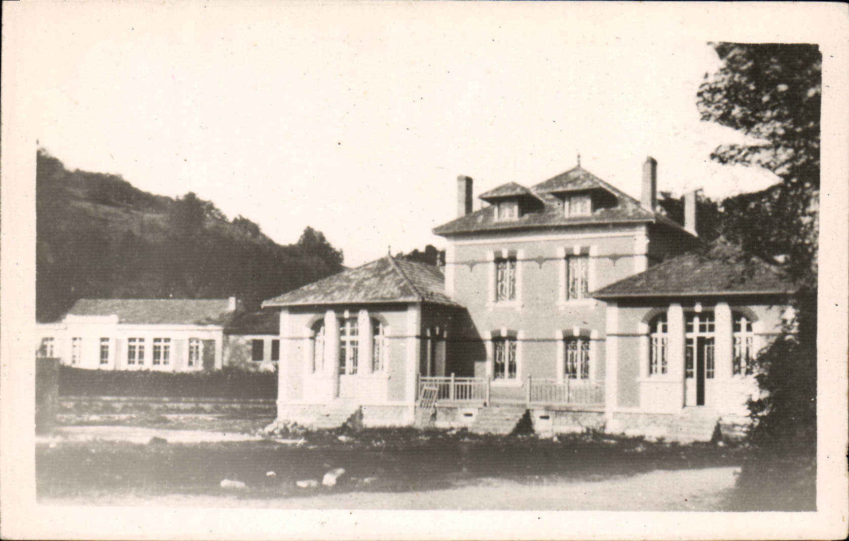 CPA Le Dispensaire Et Cours Complementaire