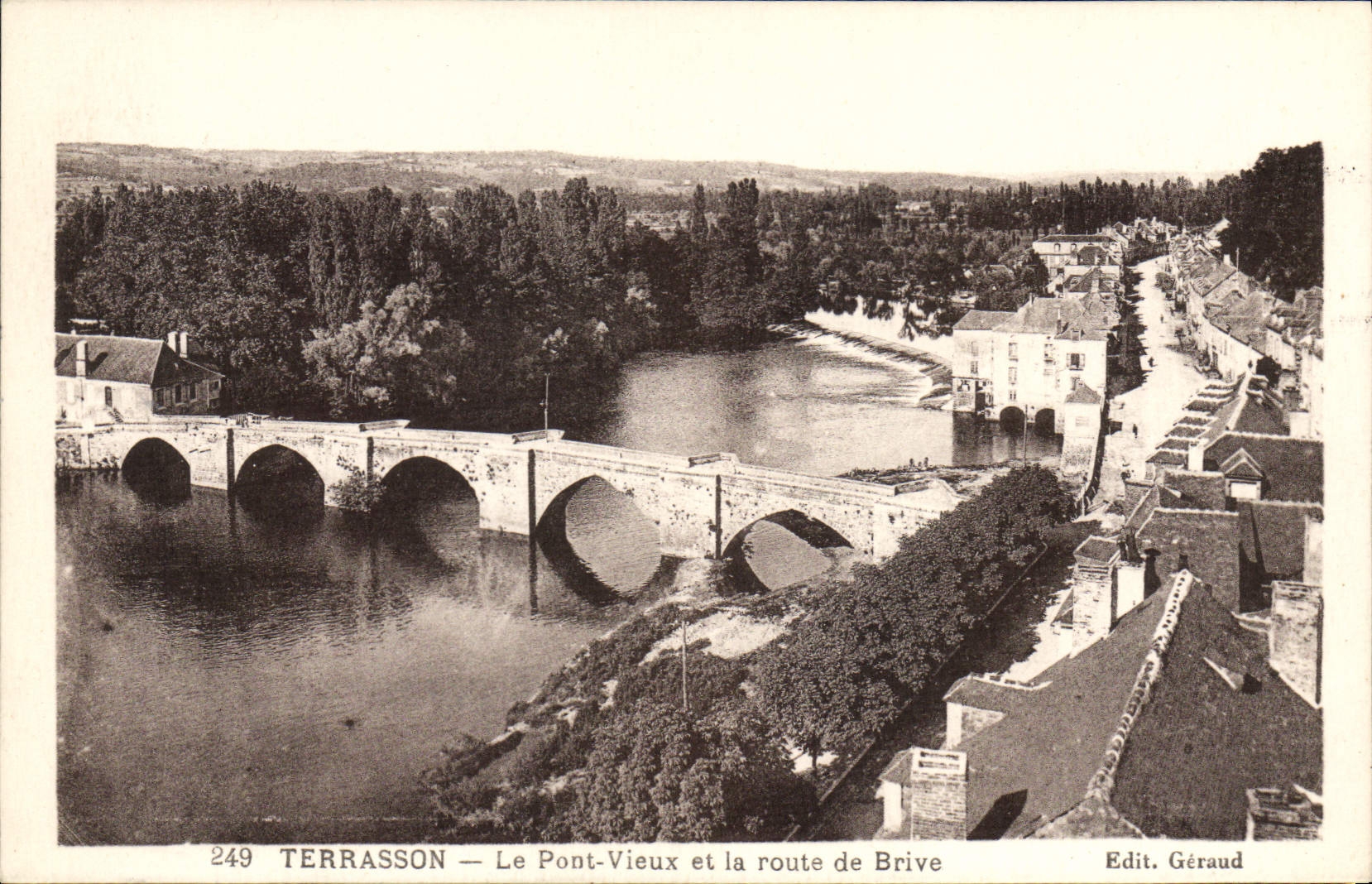 CPA Terrasson Le Pont Vieux Et La Route De Brive