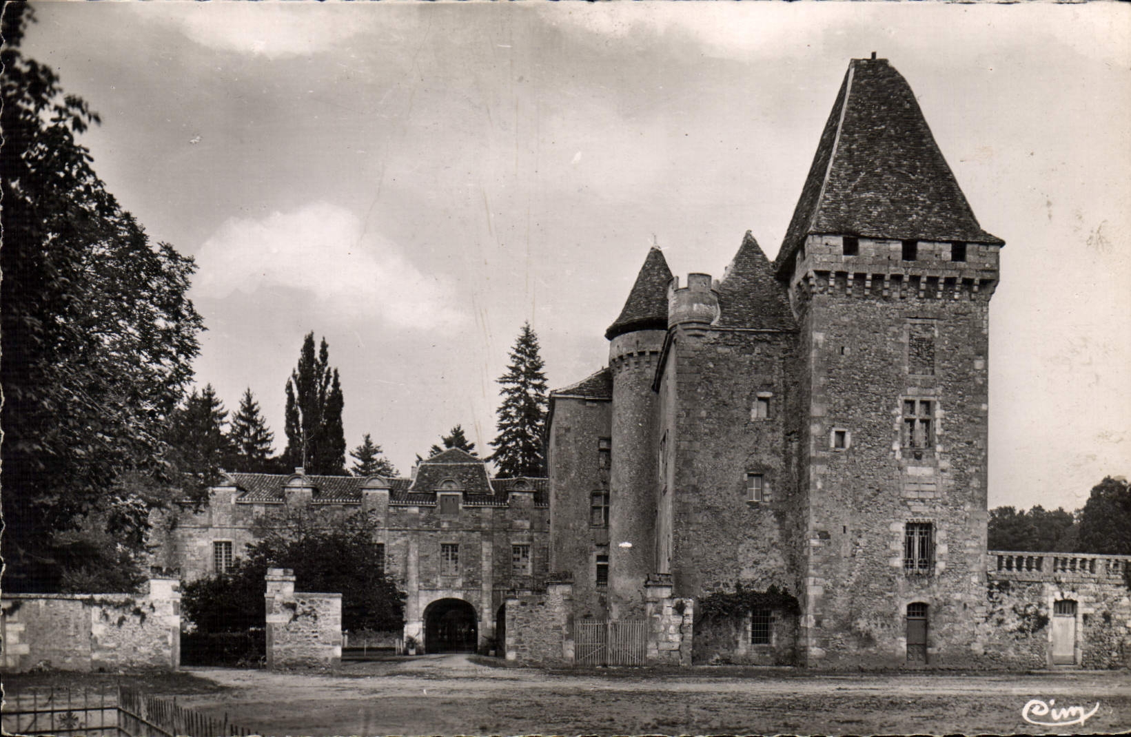 CPA St Jean De Cole Chateau De La Marthonie Vue De La Place