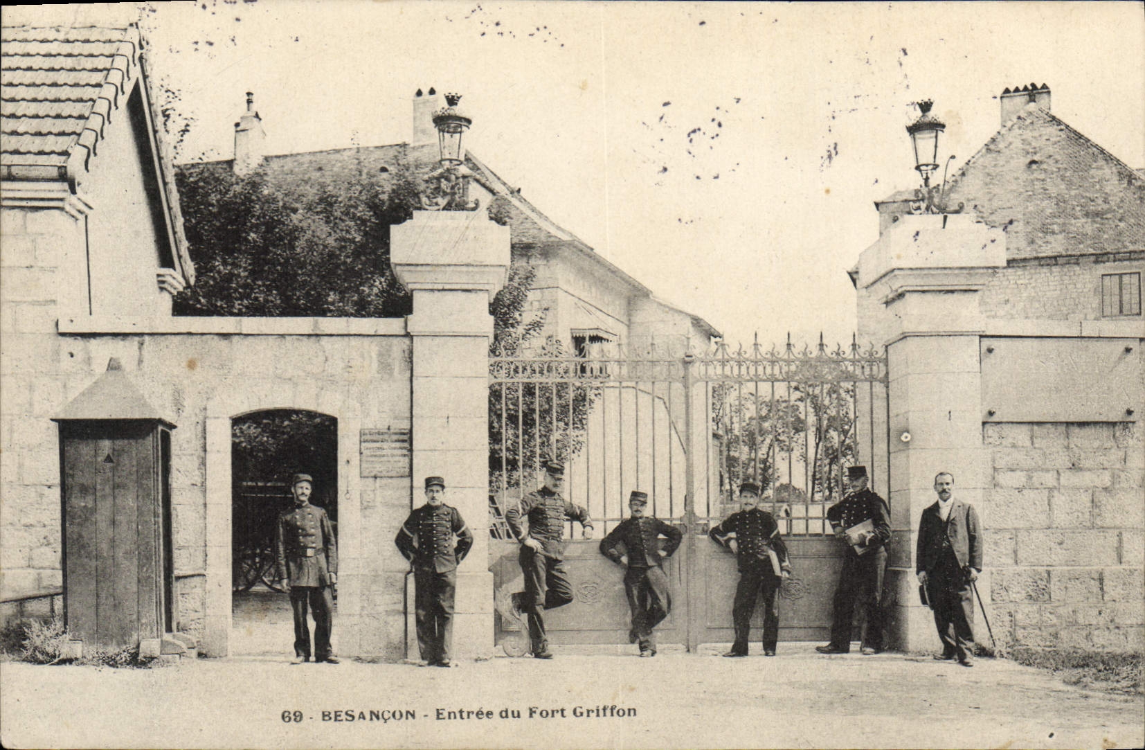 CPA Besancon Entree Du Fort Griffon
