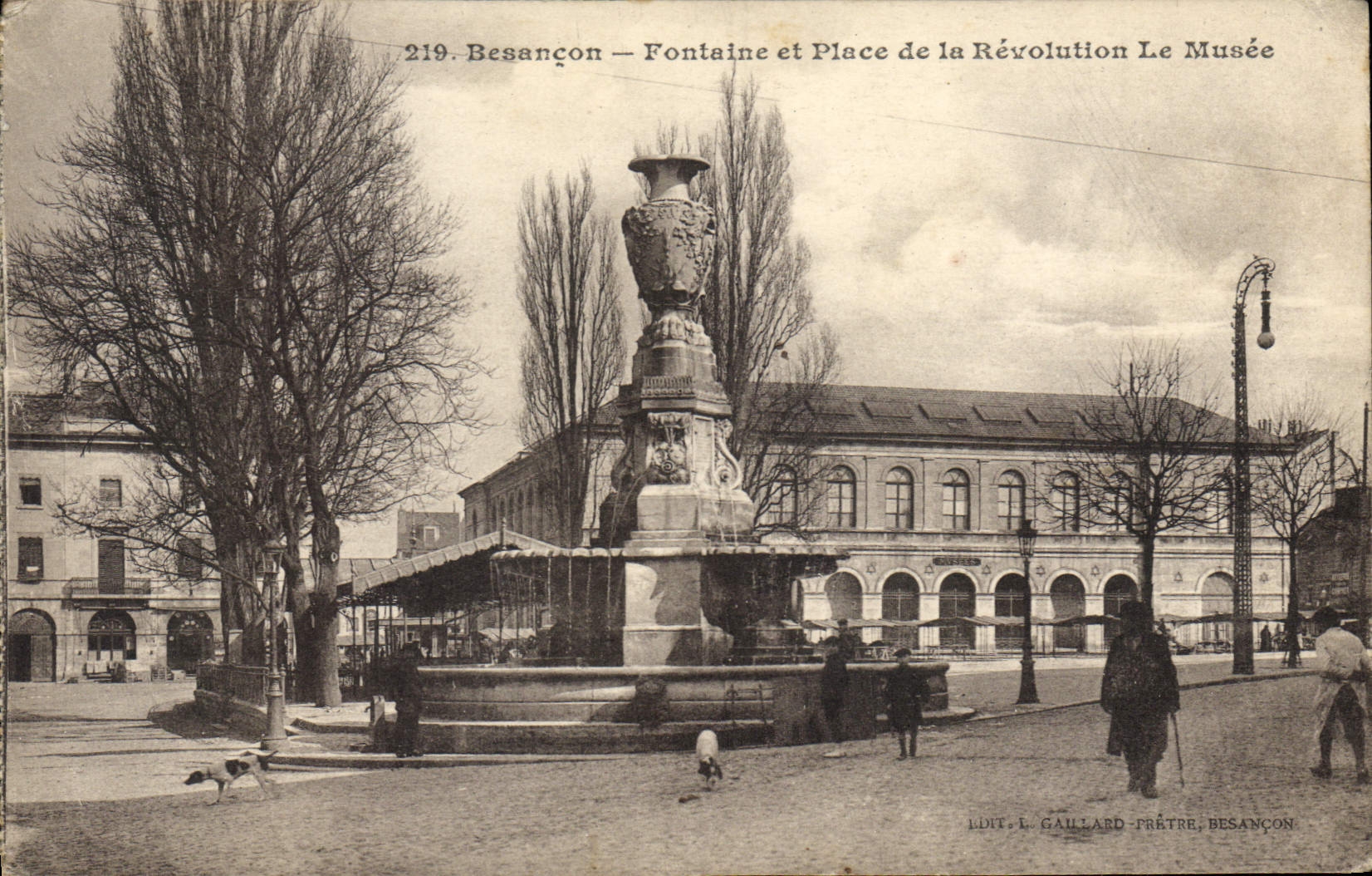 CPA Besancon Fontaine Et Place De la Revolution Le Musee