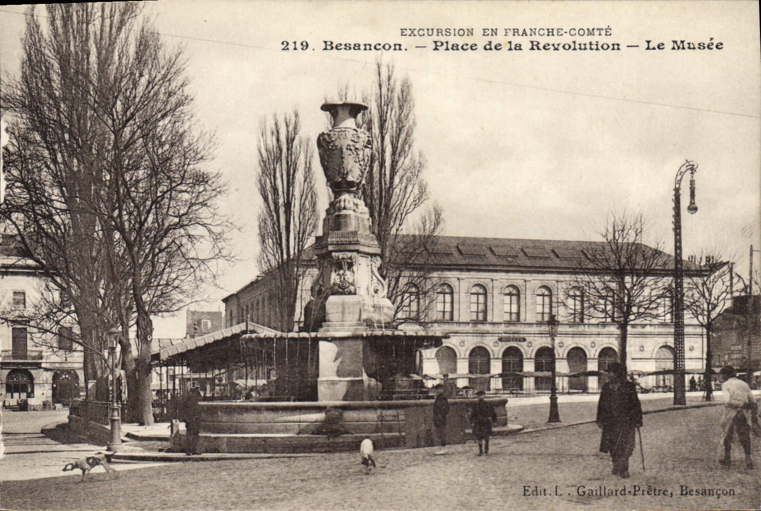 CPA Besancon Place De La Revolution Le Musee
