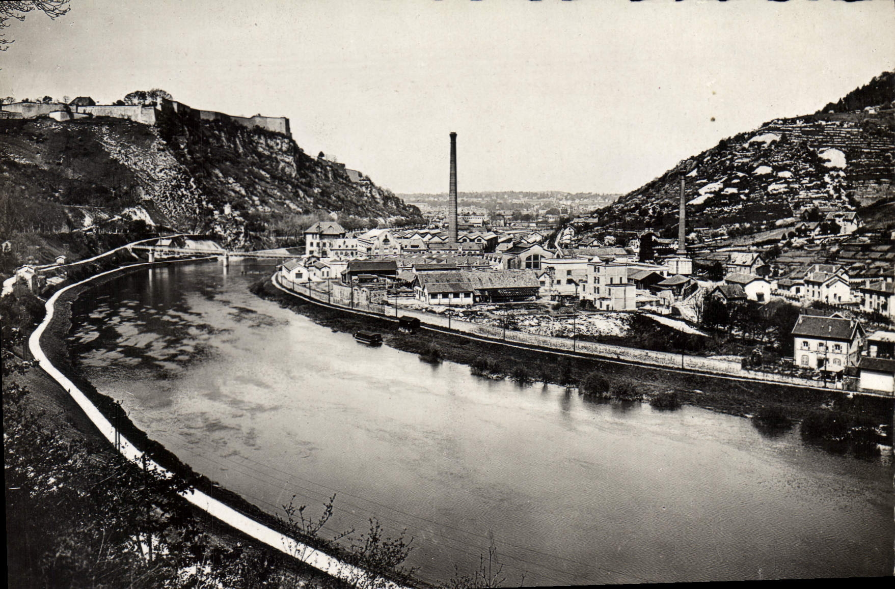 CPSM Besancon Les Bains Usine Des Pres Doubs Et Citadelle