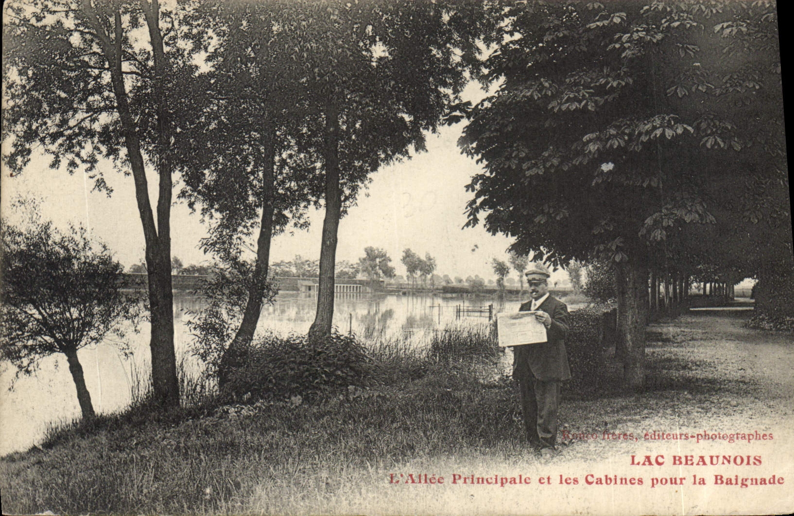CPA Lac Beaunois L'Allee Principale Et Les Cabines Pour La Baiguade