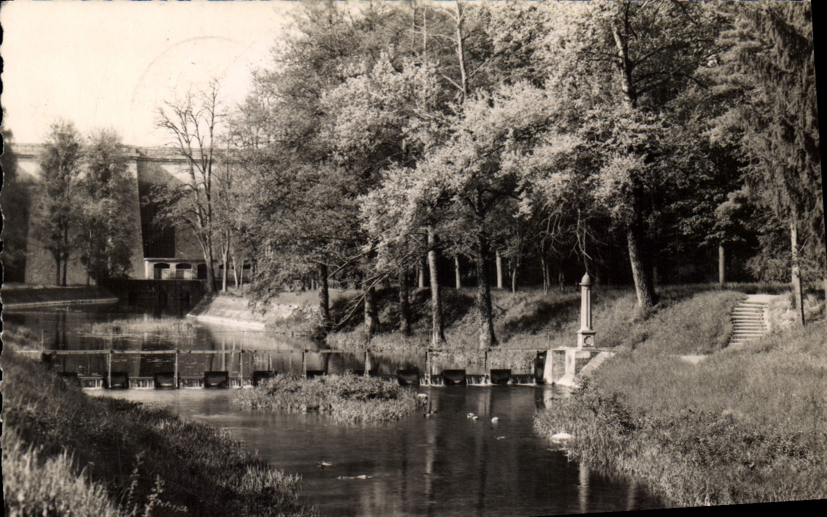 CPA Pont Et Massene Le bas Du Barrage