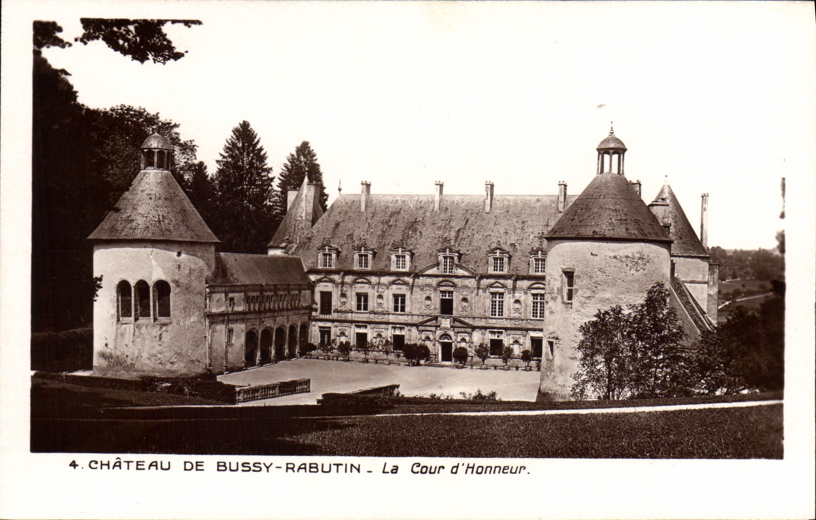 CPA Chateau De Bussy Rabutin La Cour D'Honneur