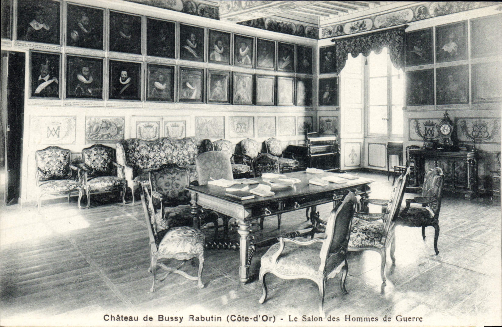 CPA Chateau De Bussy Rabutin Le Salon Des Hommes De Guerre
