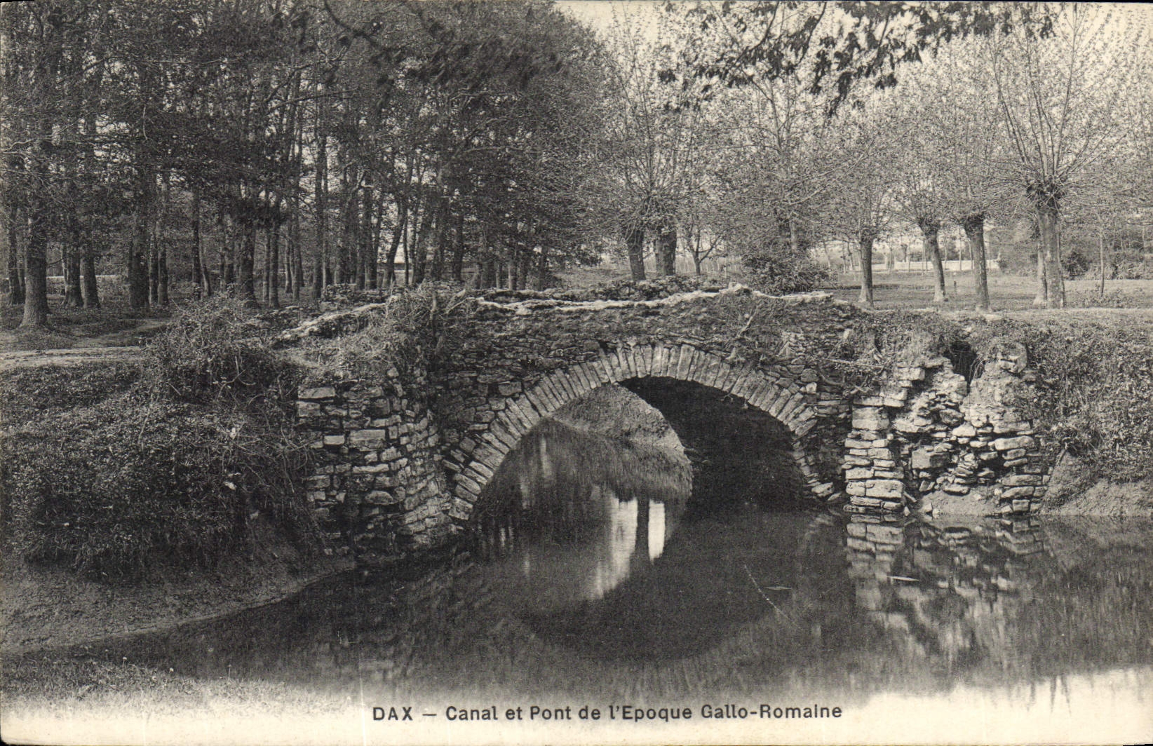 CPA Dax Canal et Pont de l'Epoque Gallo Romaine