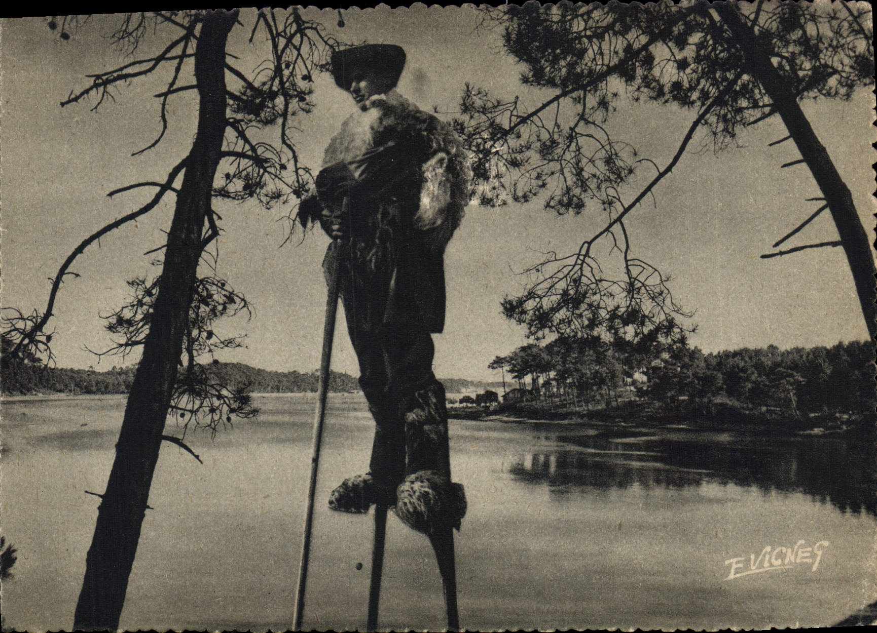 CPSM En Guyenne Gascogne Echassier au Bord d'un lac Les Echassiers