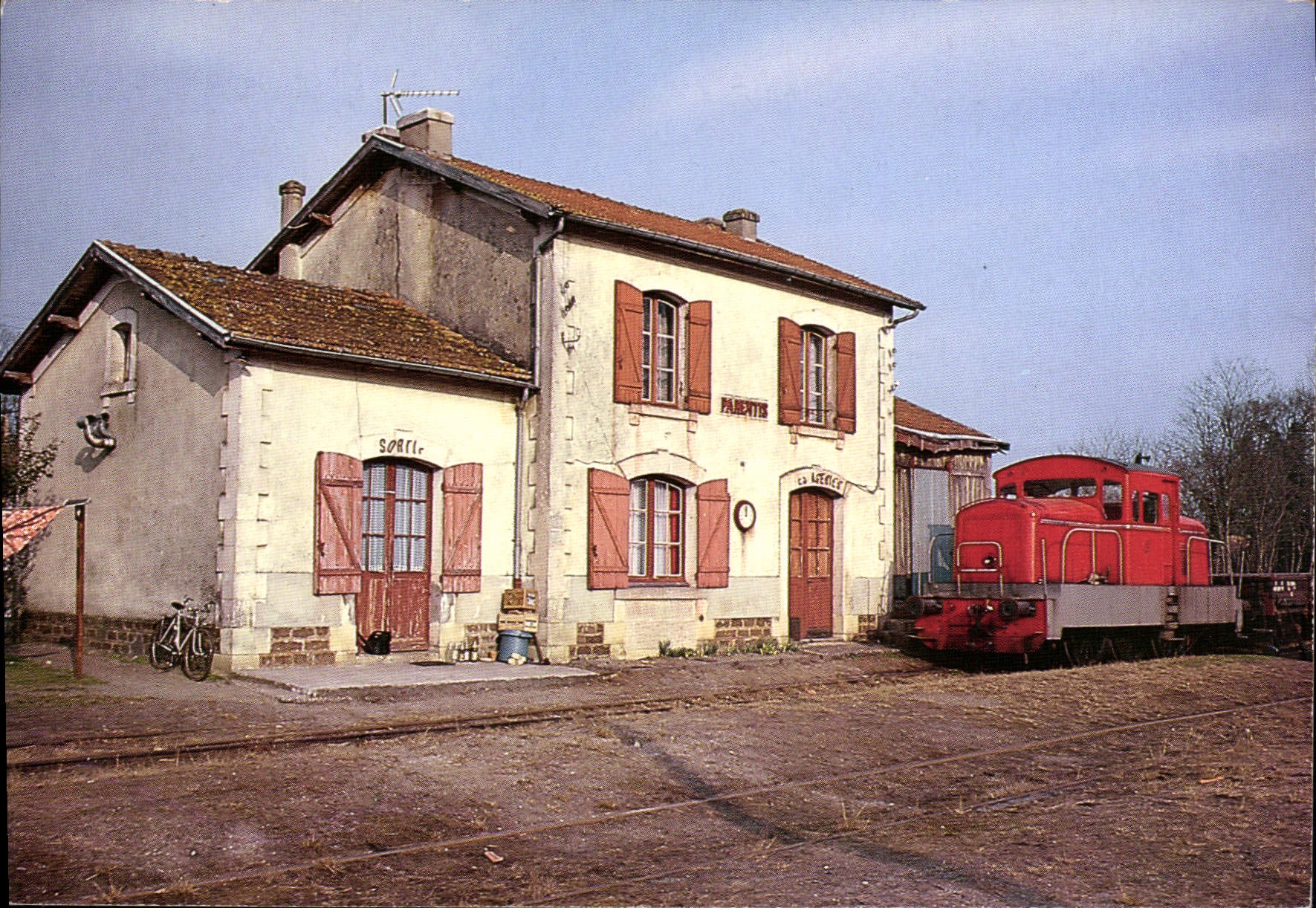 CPSM Parentis en Born Ligne de Ychoux a Biscarosse locotracteur série 10 des VFL en gare locomotive