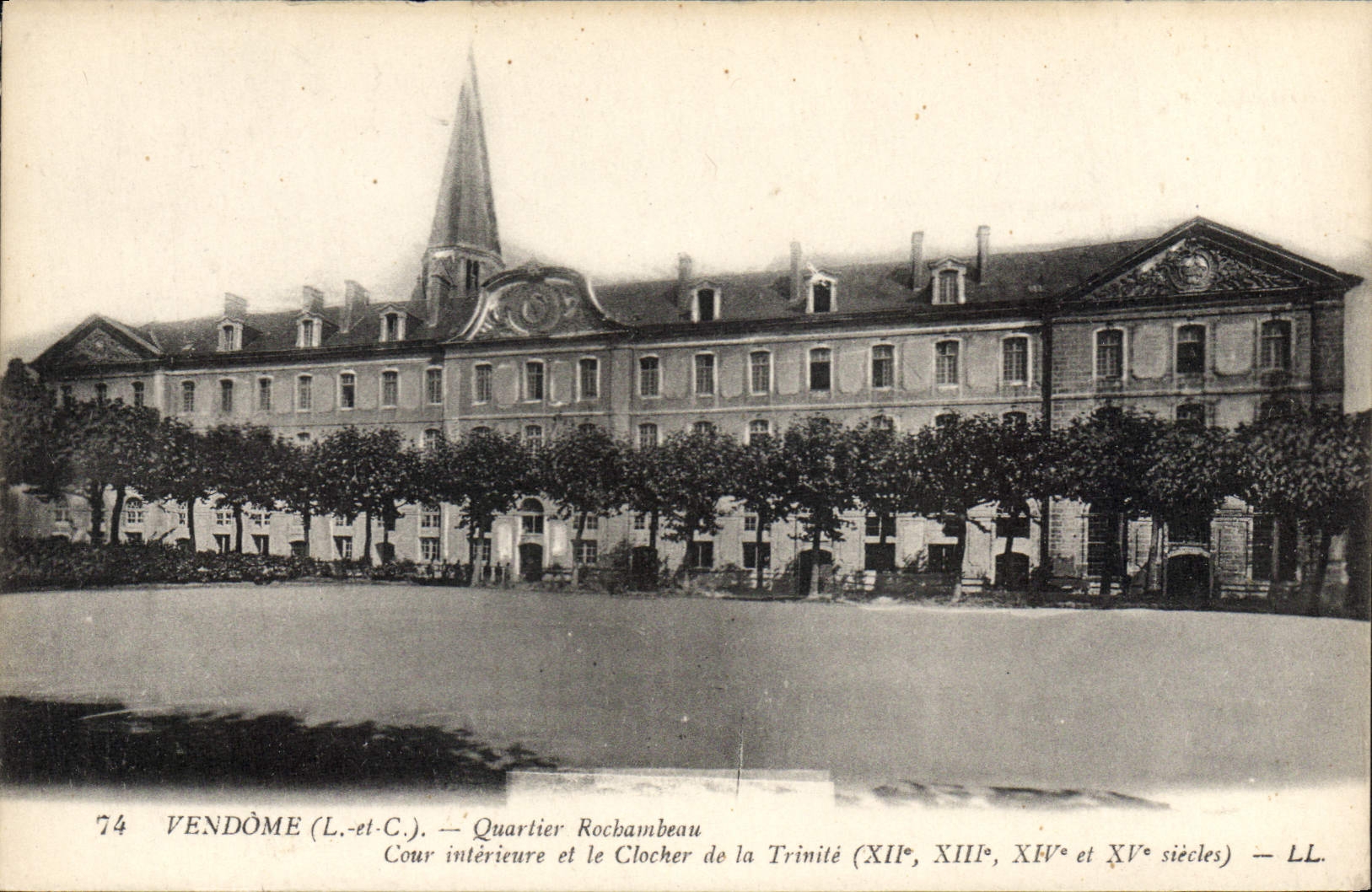 CPA Vendome Quartier Rochambeau Cour interieure et le Clocher de la Trinite
