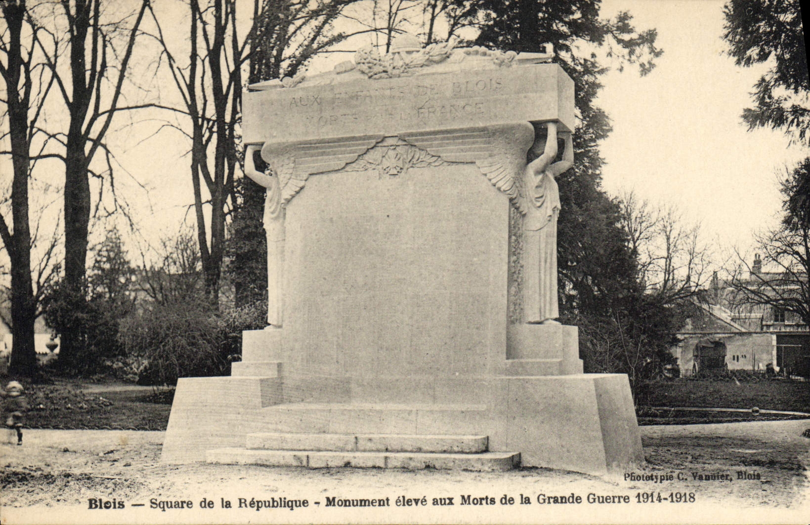 CPA Blois Square de la Republique Monument eleve aux Morts de la Grande Guerre 