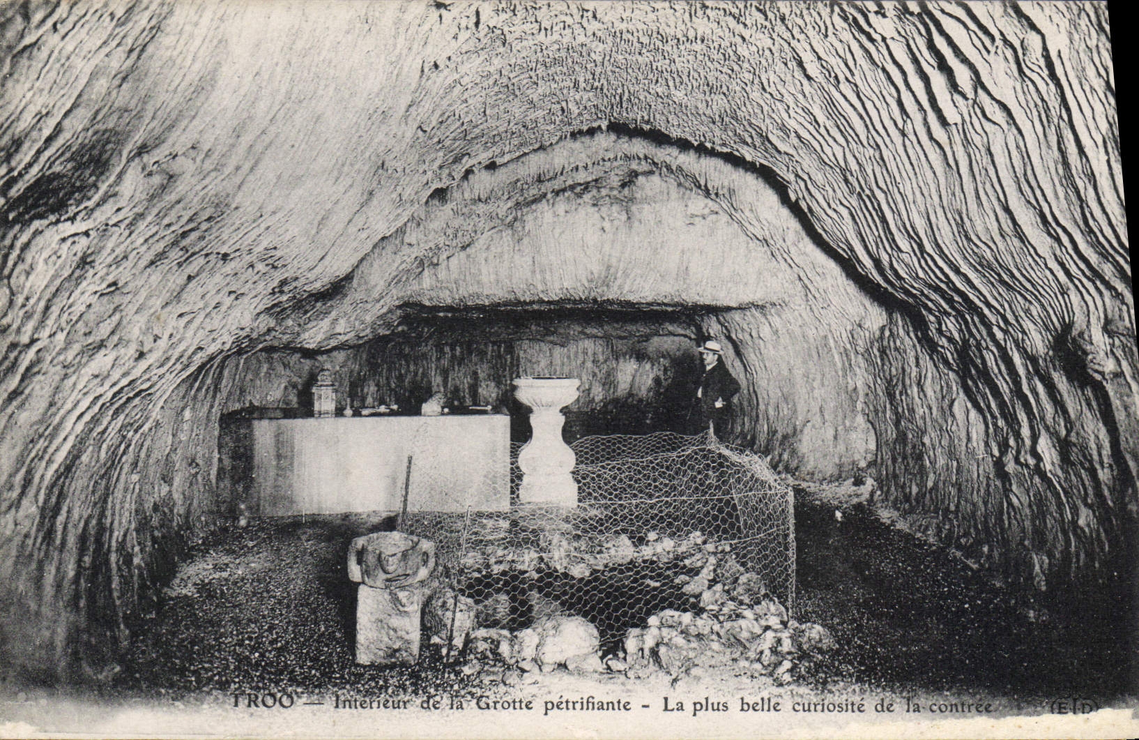 CPA Troo Interieur de la Grotte Petrifiante La Plus Belle curiosite de la contree 